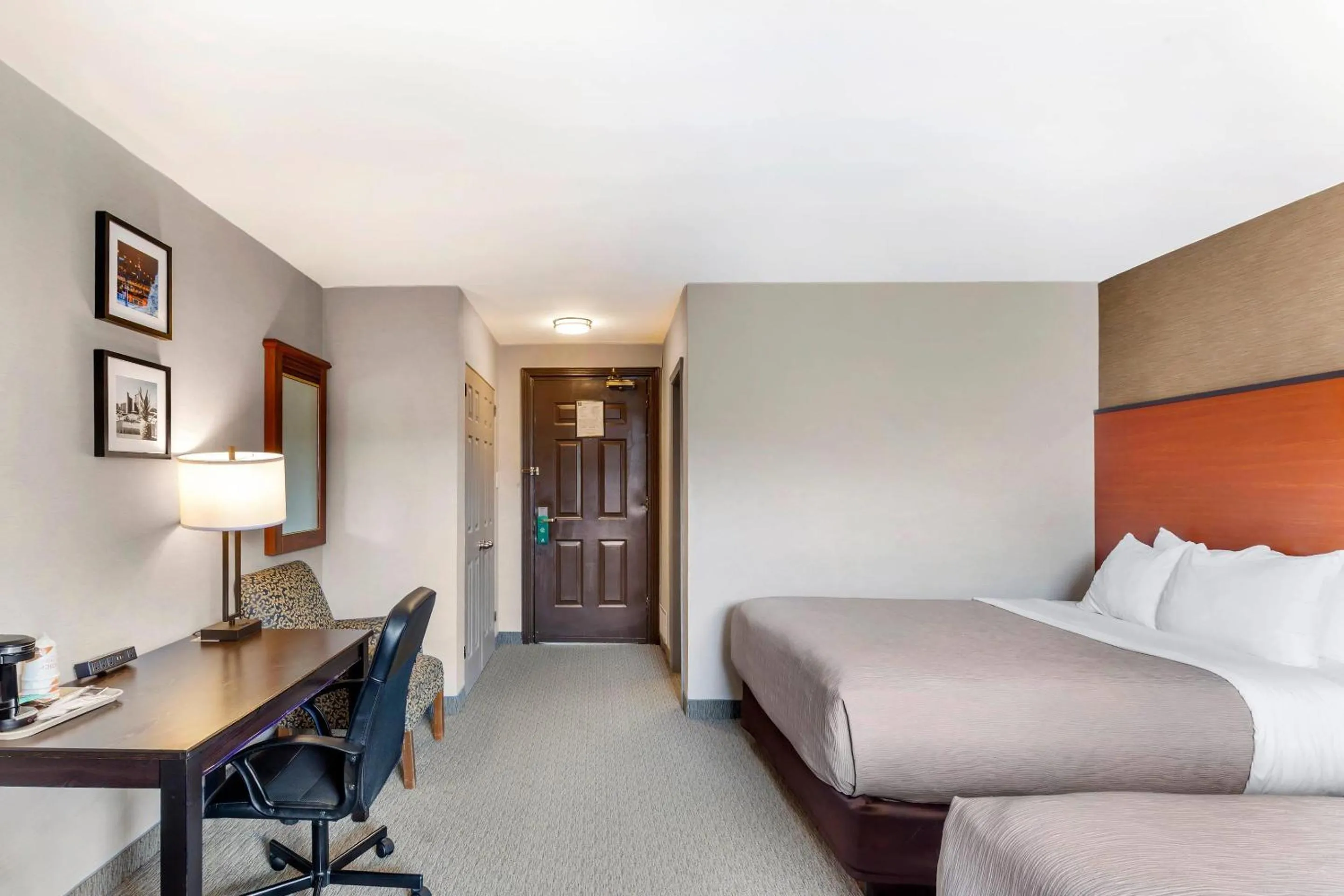 Bedroom, Bed in Quality Inn Toronto Airport