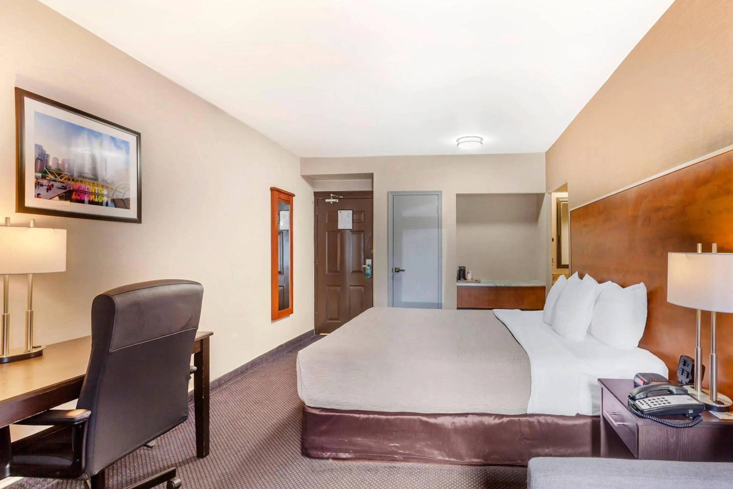 Bedroom, Bed in Quality Inn Toronto Airport