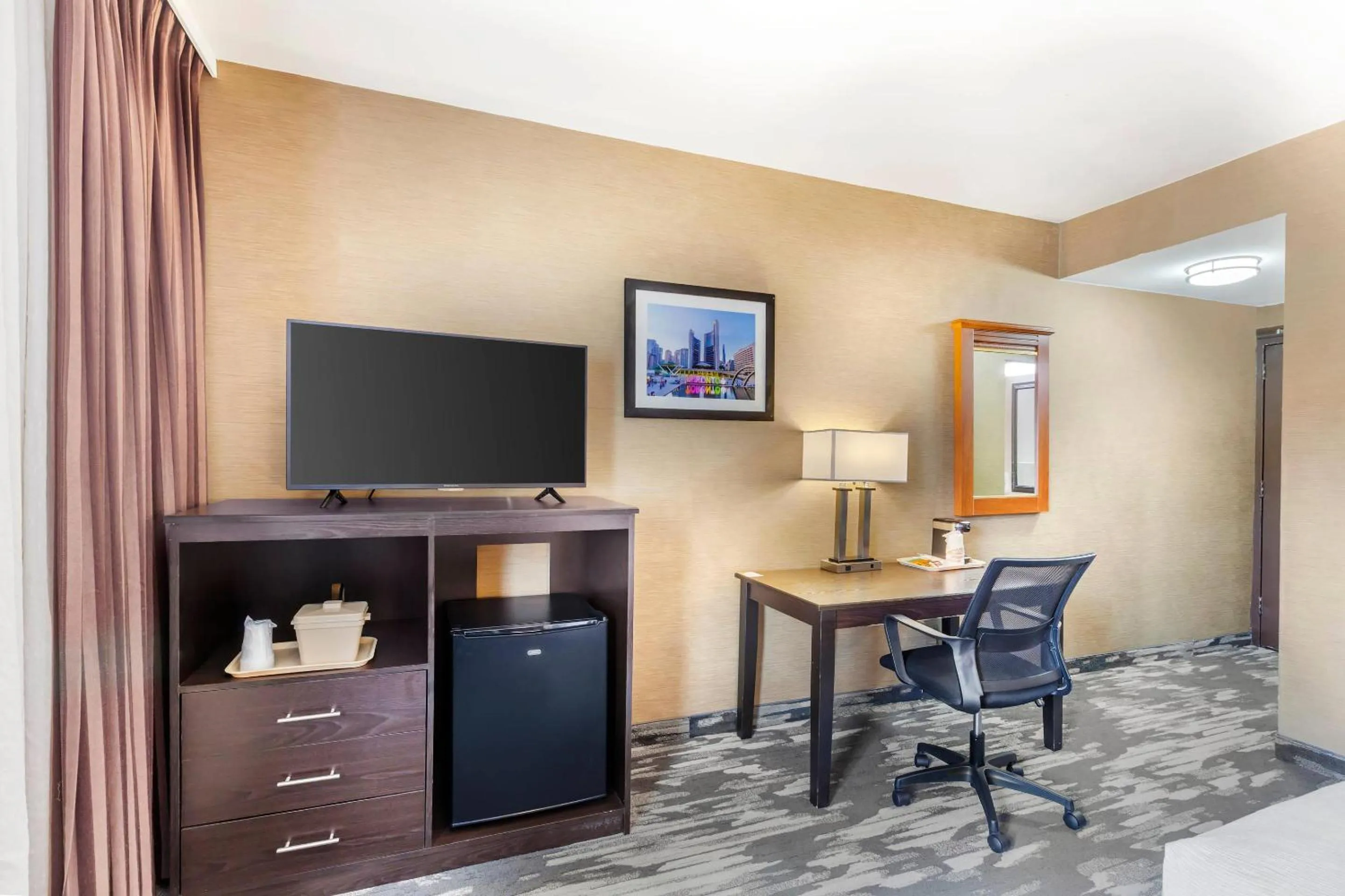 Bedroom in Quality Inn Toronto Airport