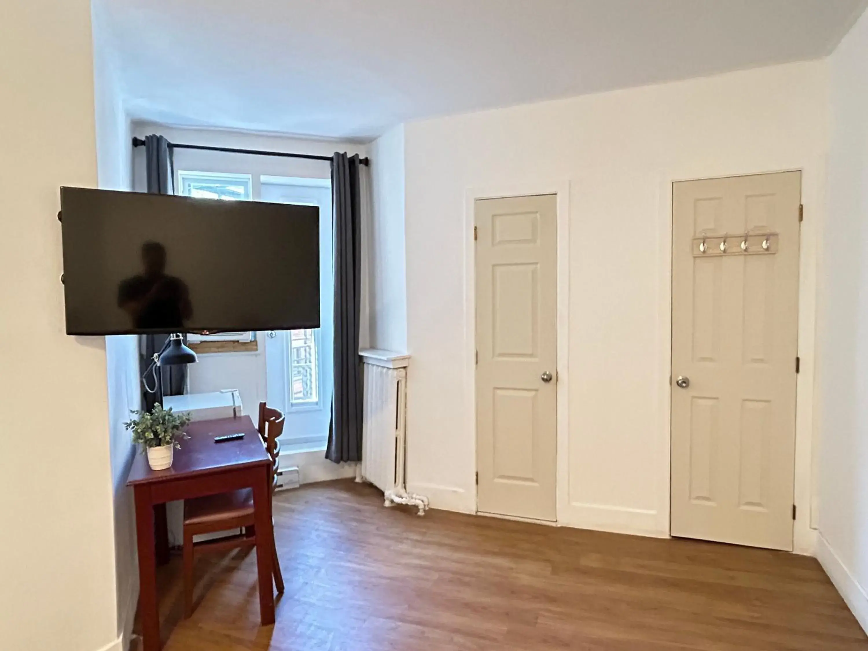 Communal lounge/ TV room in Hotel La Residence du Voyageur Communal lounge/ TV room in Hotel La Residence du Voyageur