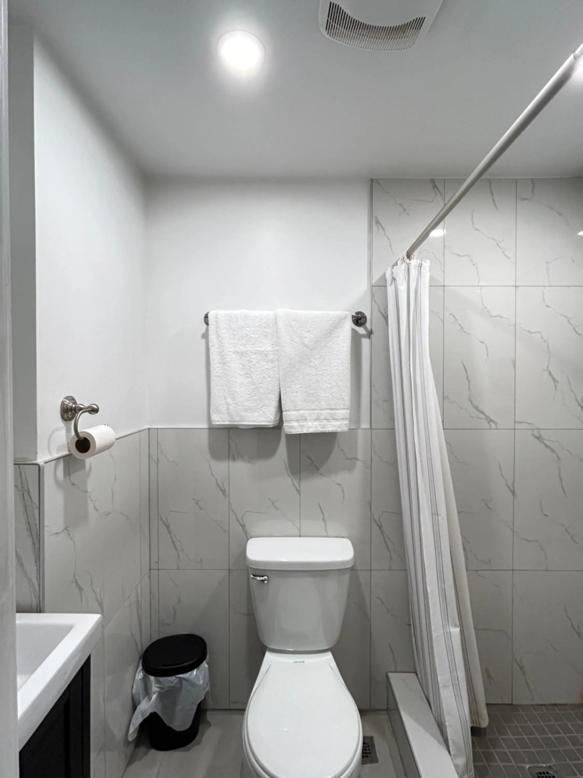 Shower in Hotel La Residence du Voyageur