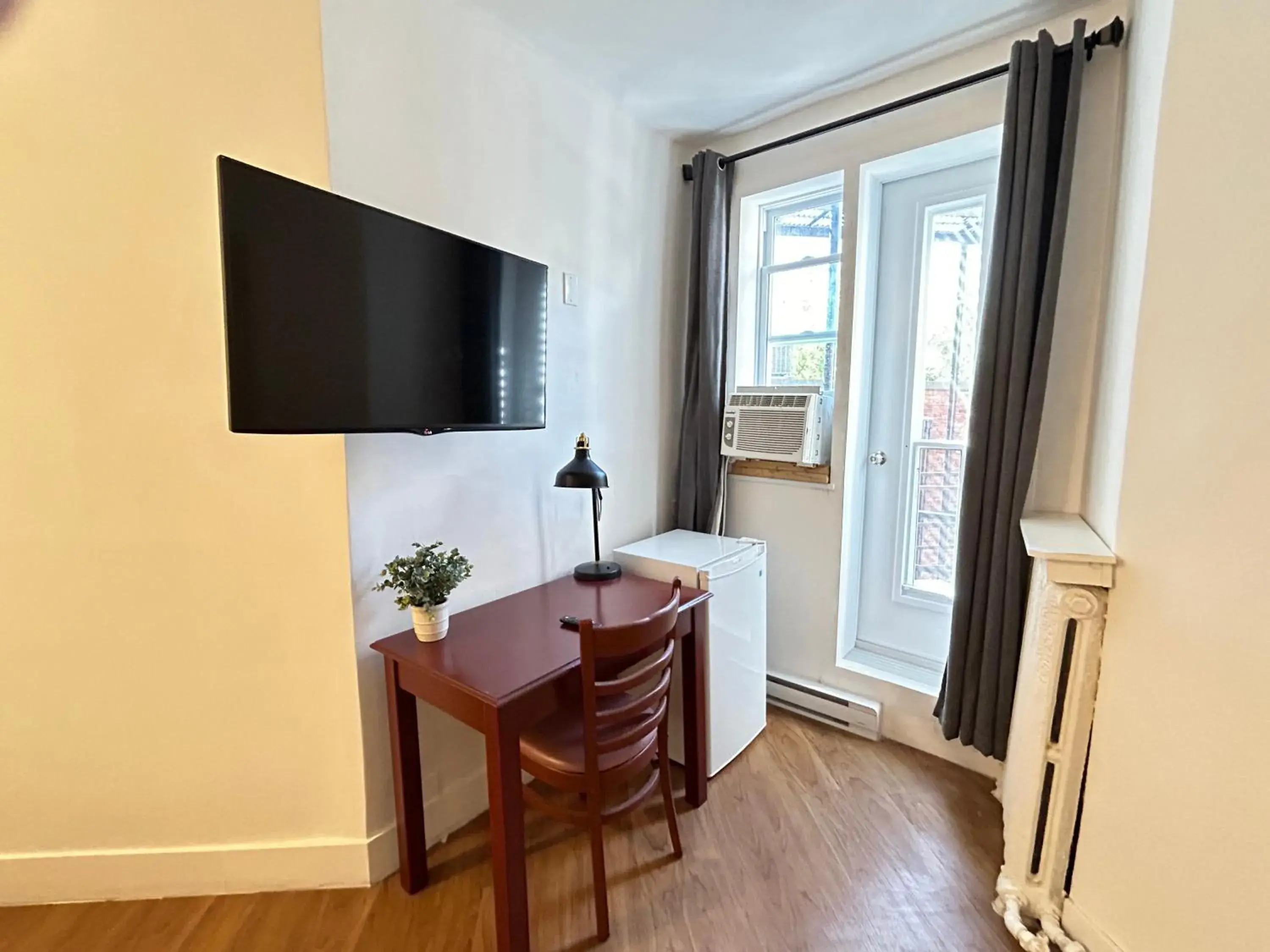 TV and multimedia in Hotel La Residence du Voyageur TV and multimedia in Hotel La Residence du Voyageur