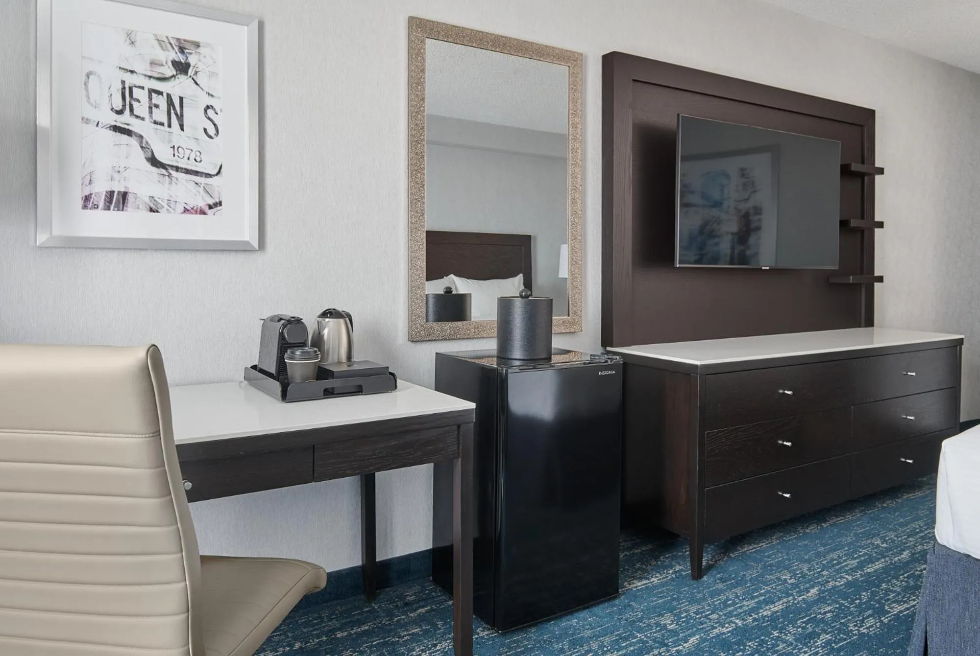 hair dresser, Bed in Chelsea Hotel Toronto