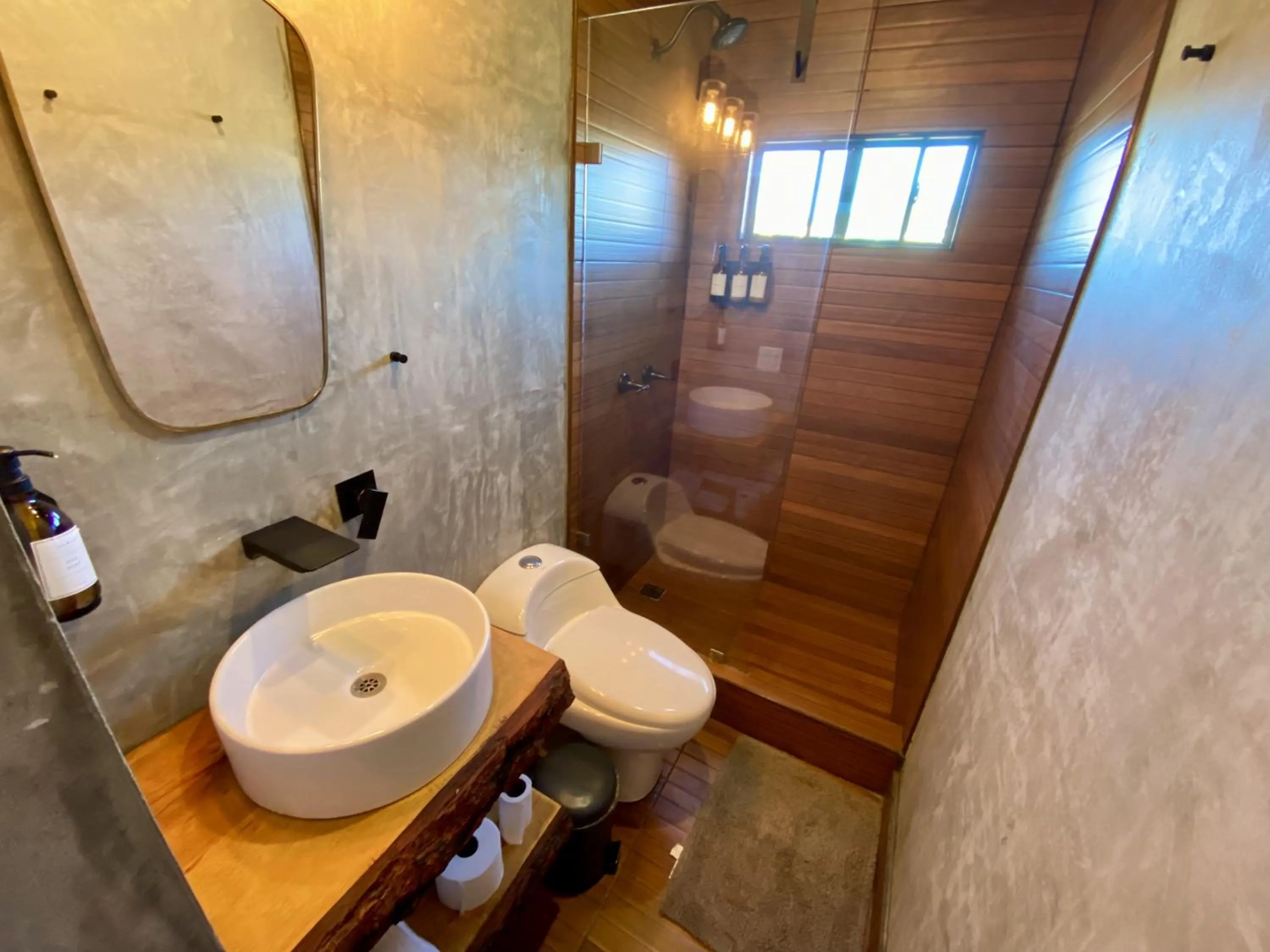 Shower in Prajna Valle de Guadalupe