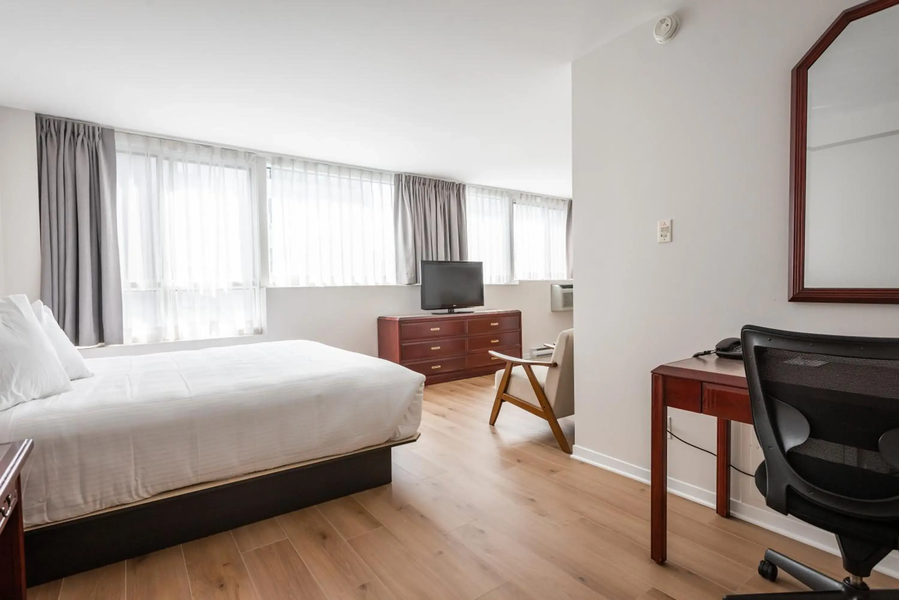 Seating area, Bed in Hotel les Suites Labelle Seating area, Bed in Hotel les Suites Labelle