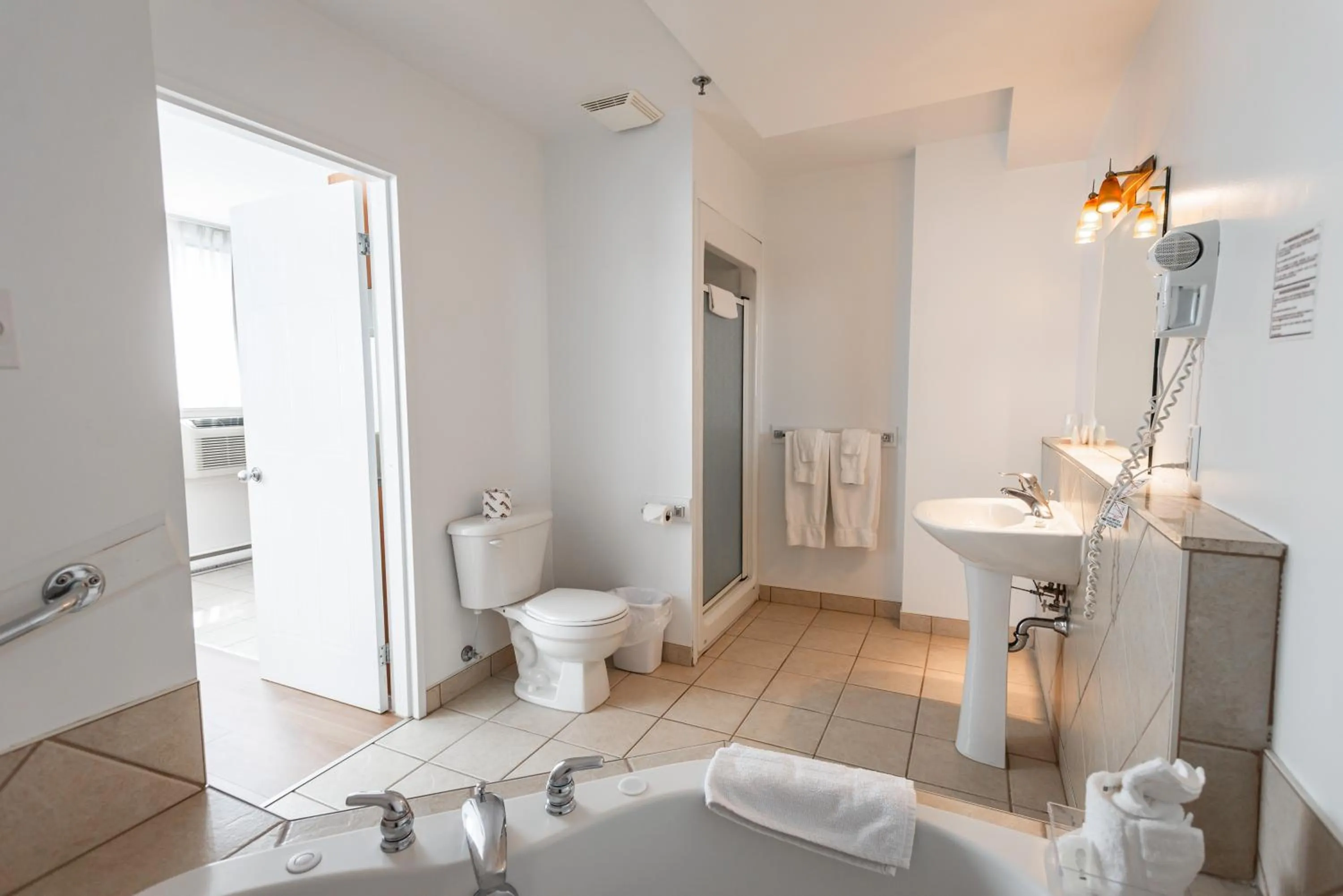 Shower in Hotel les Suites Labelle