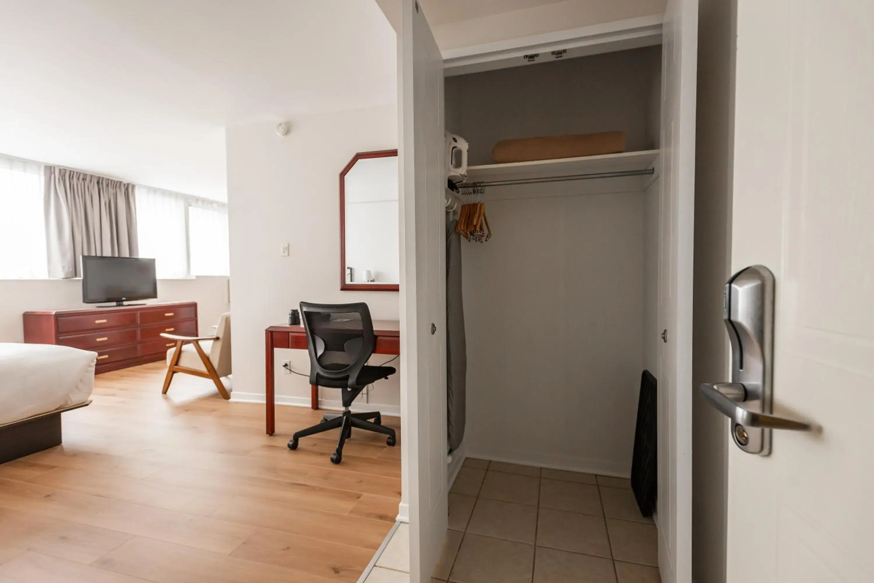 Seating area, Bed in Hotel les Suites Labelle Seating area, Bed in Hotel les Suites Labelle