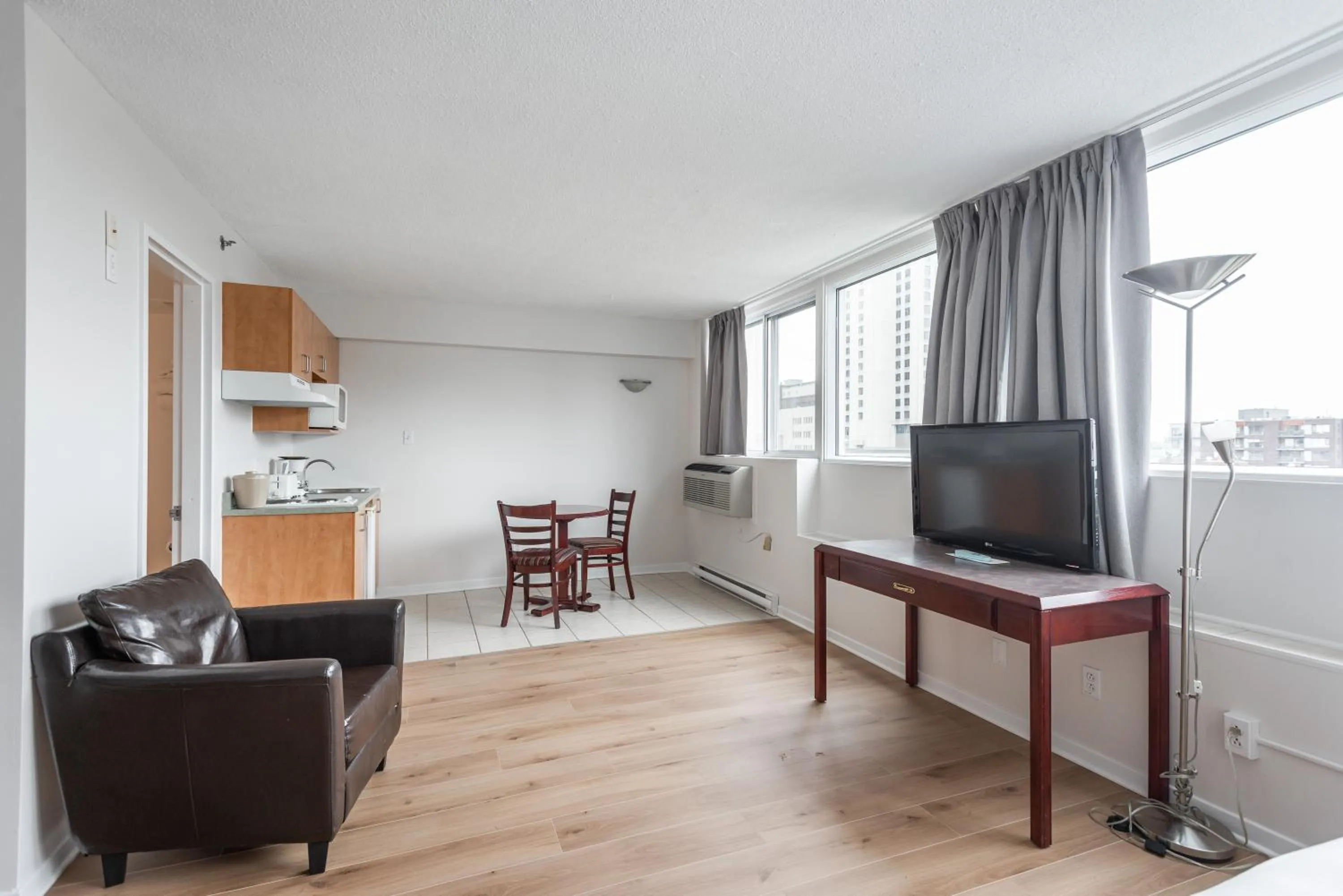 Kitchen or kitchenette in Hotel les Suites Labelle