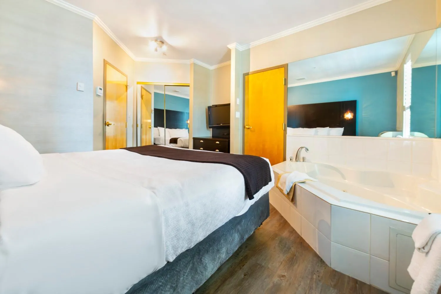 Bed in Grand Park Hotel & Suites Downtown Vancouver, an Ascend Collection Hotel