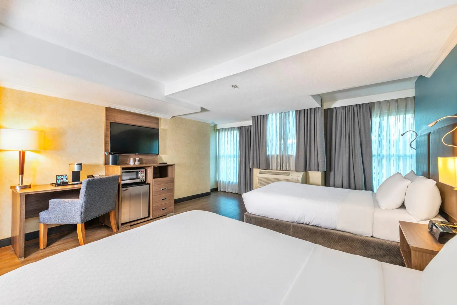 TV and multimedia, Bed in Grand Park Hotel & Suites Downtown Vancouver, an Ascend Collection Hotel