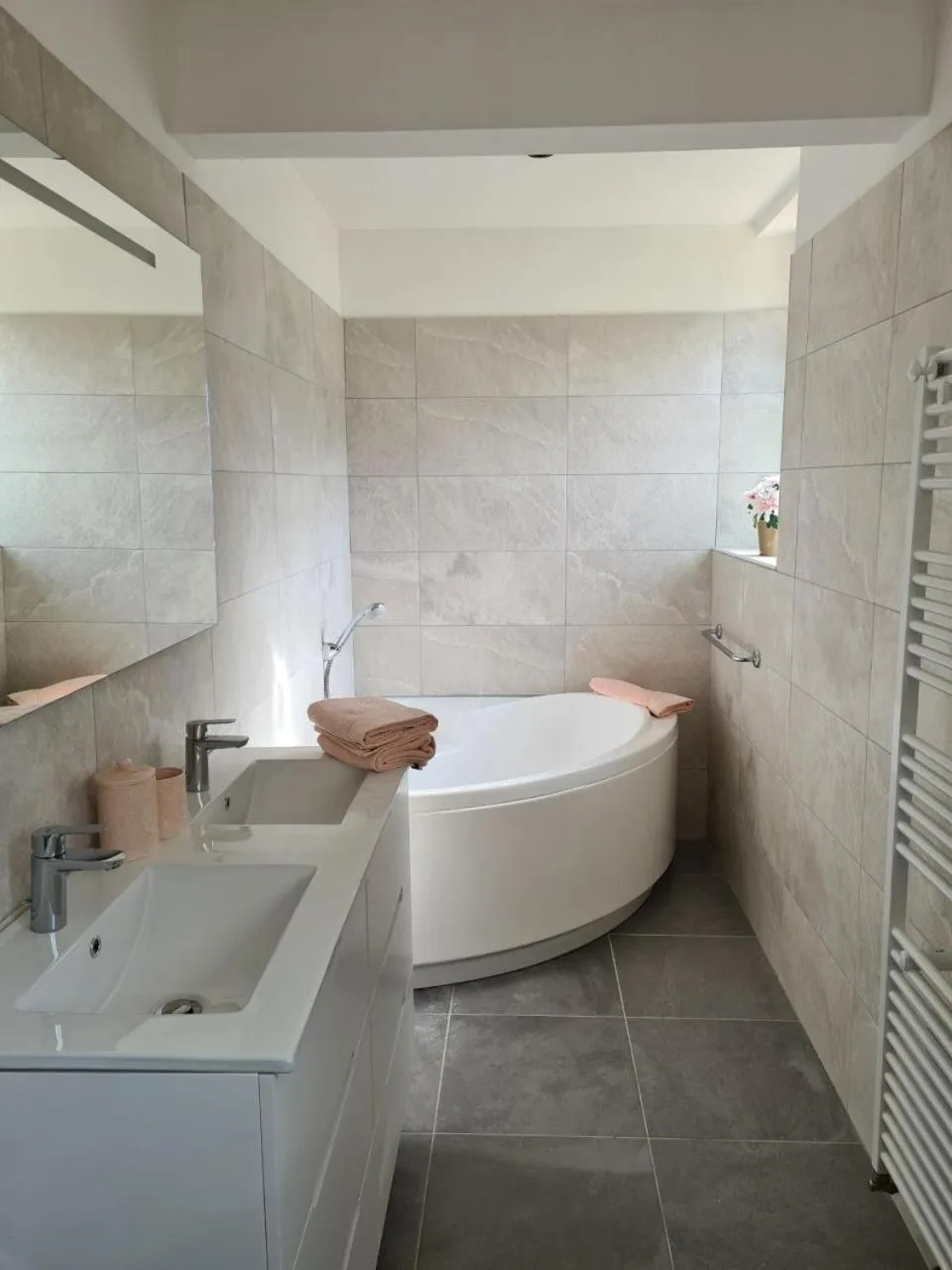 Bathroom in La Maison Thimadaise