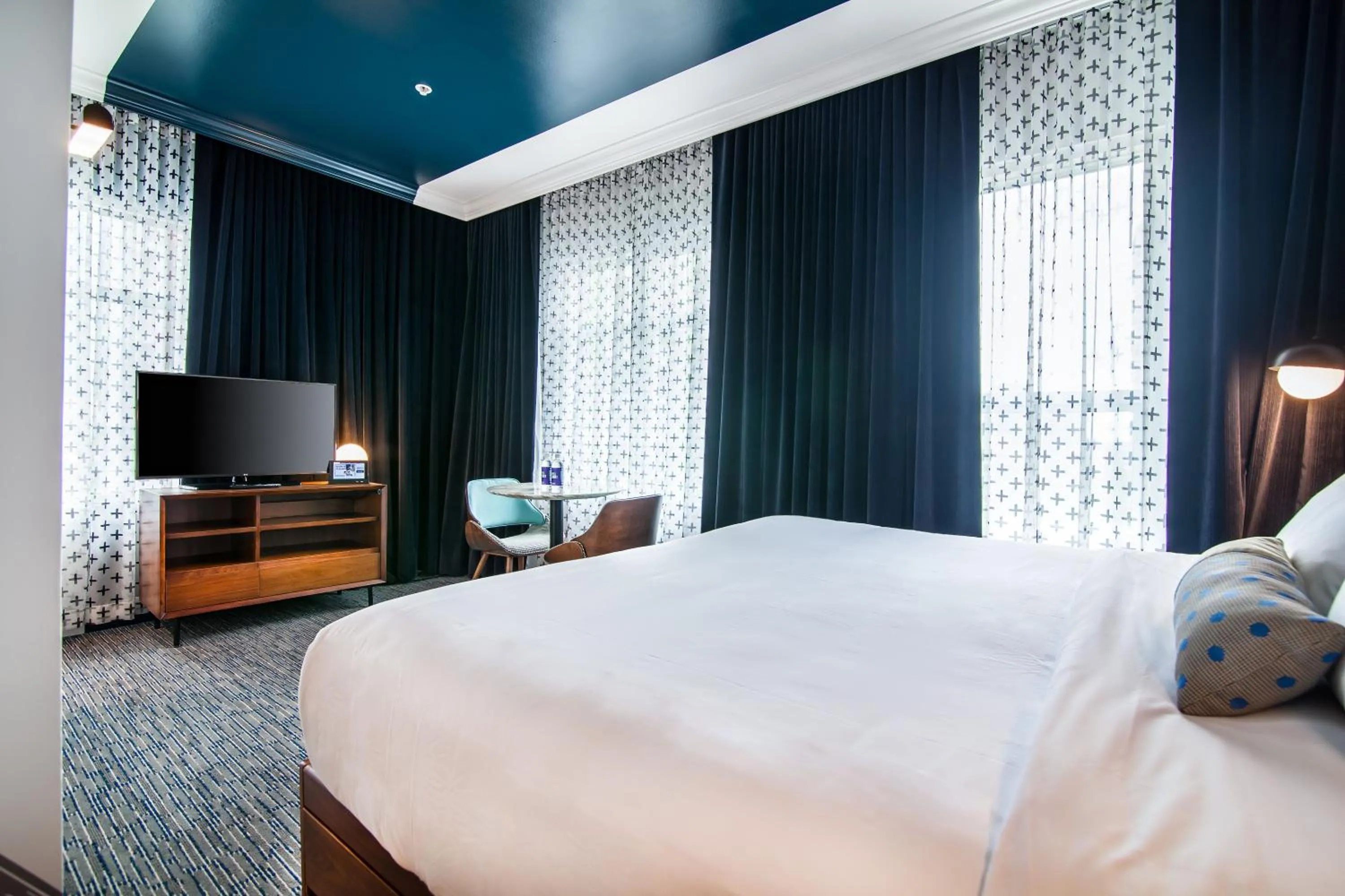 Bed in Hotel Belmont Vancouver - MGallery Collection