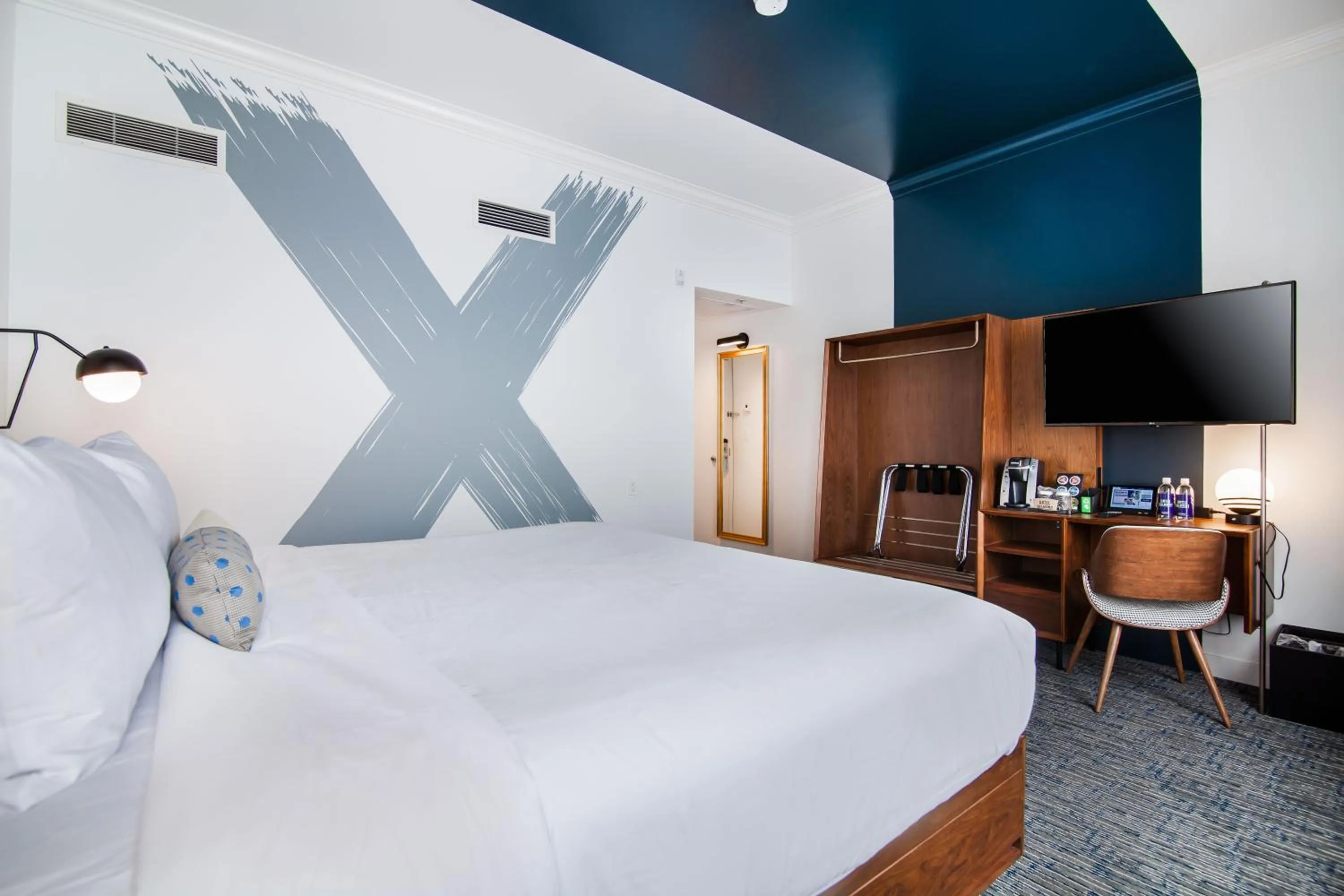 Bed in Hotel Belmont Vancouver - MGallery Collection