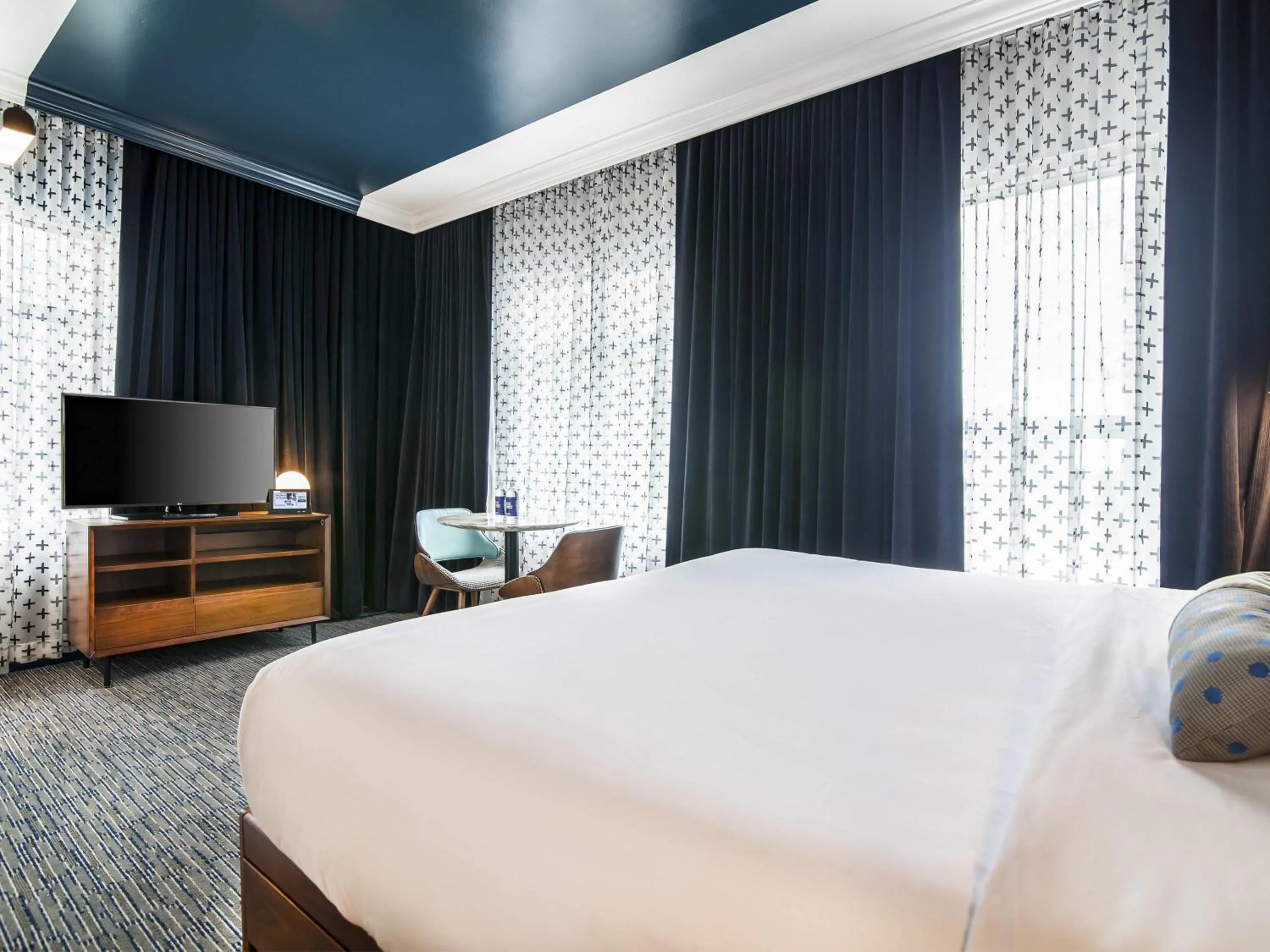 Bedroom, Bed in Hotel Belmont Vancouver - MGallery Collection