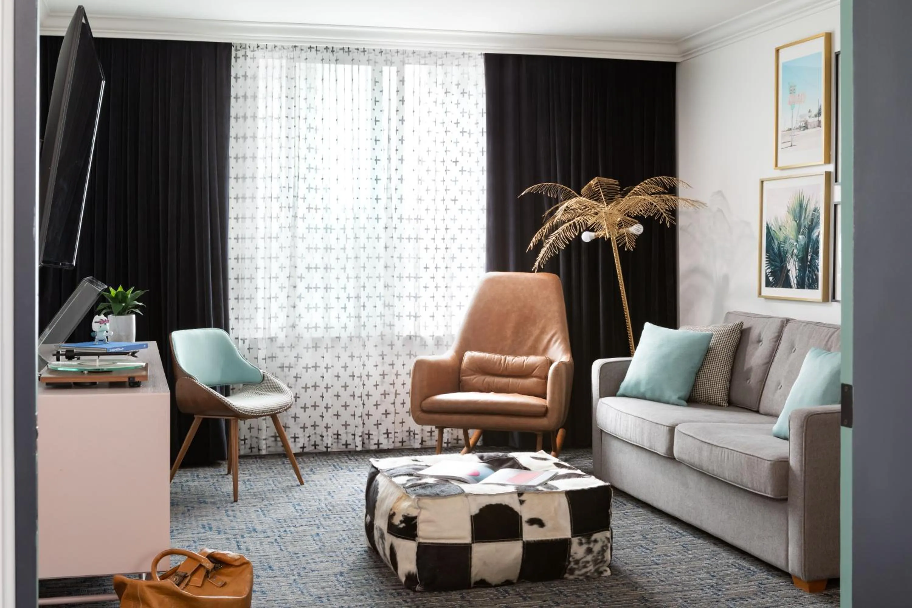 Living room in Hotel Belmont Vancouver - MGallery Collection