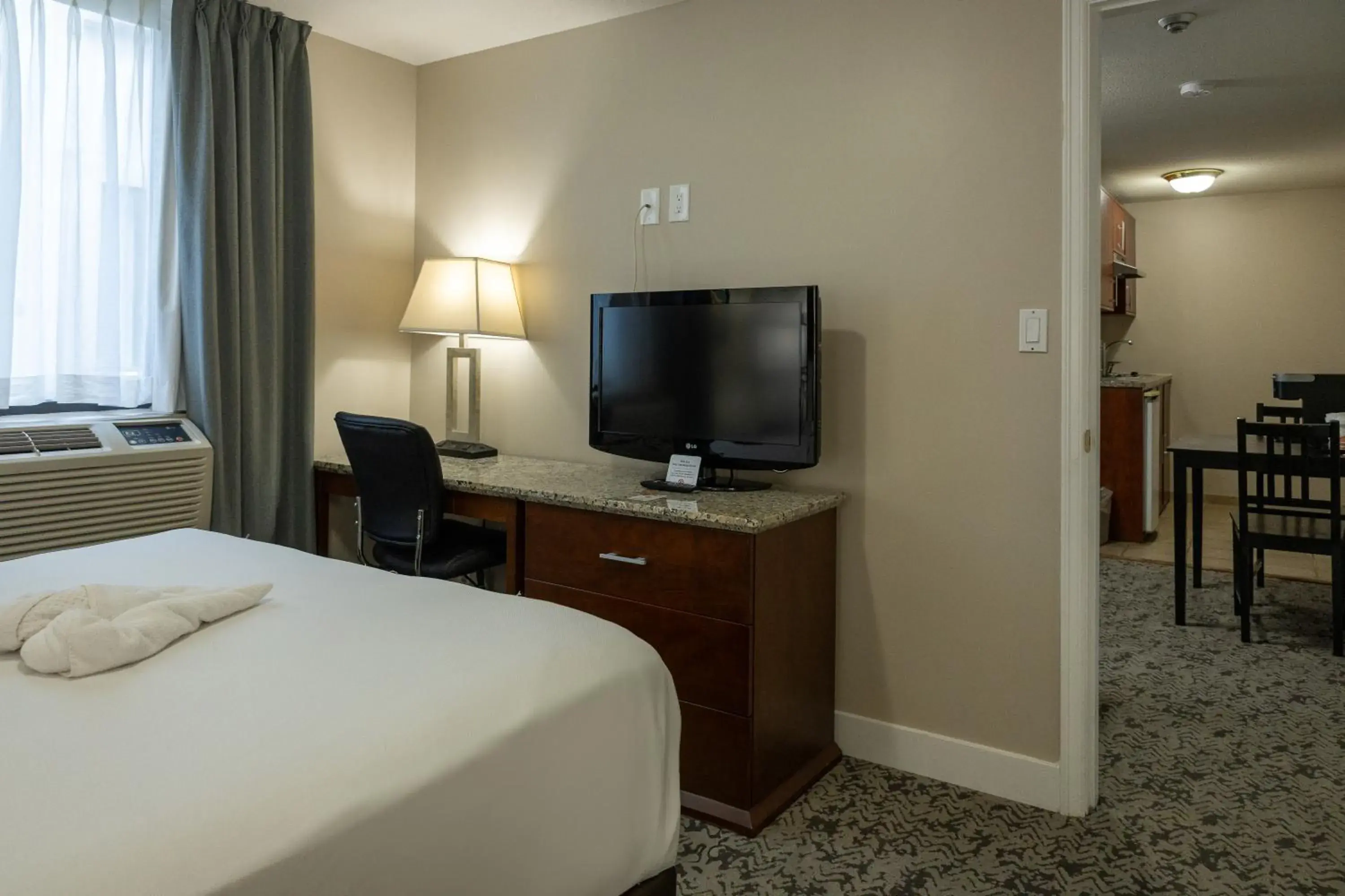 TV and multimedia, Bed in Quality Inn & Suites TV and multimedia, Bed in Quality Inn & Suites