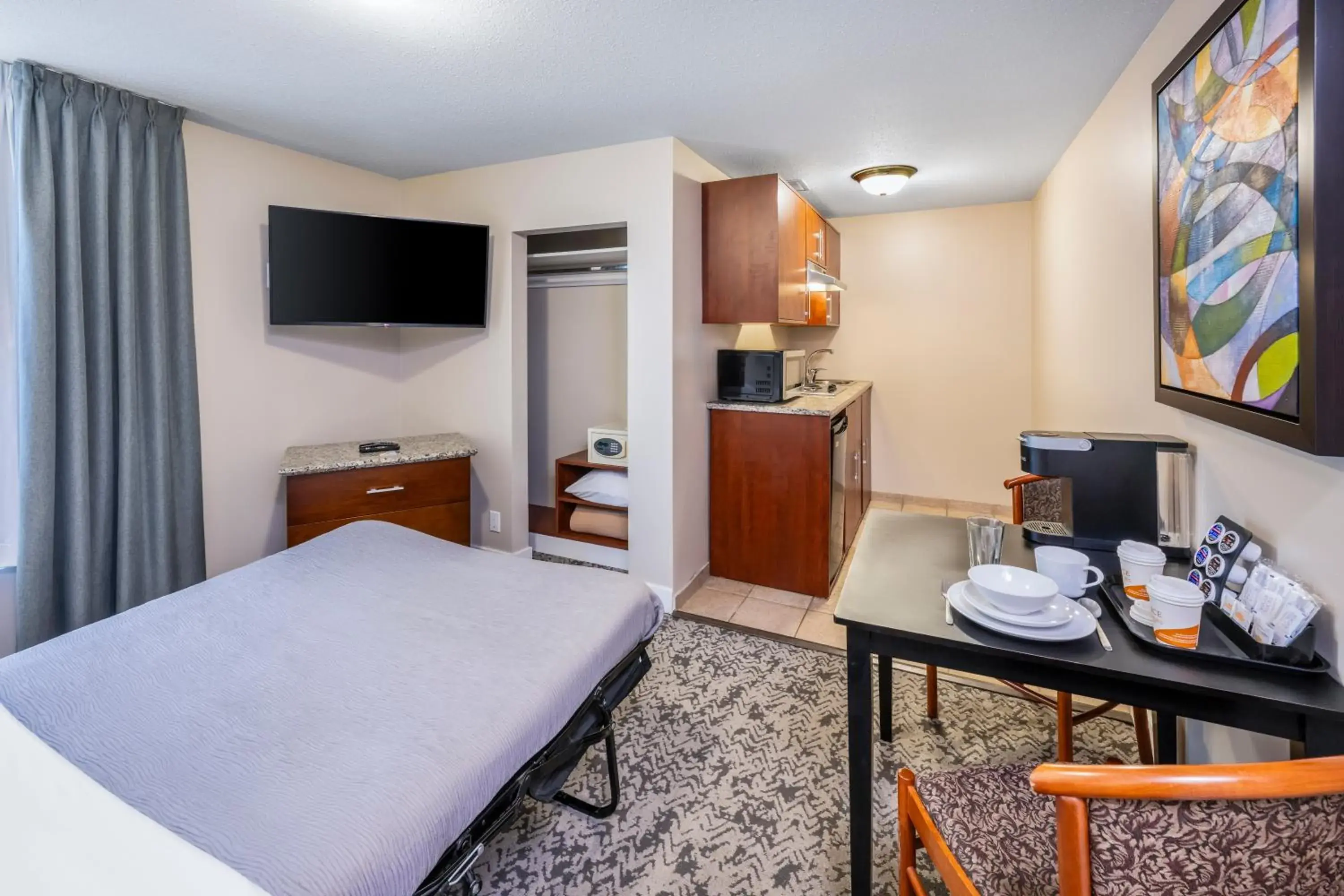 Coffee/tea facilities, Bed in Quality Inn & Suites Coffee/tea facilities, Bed in Quality Inn & Suites