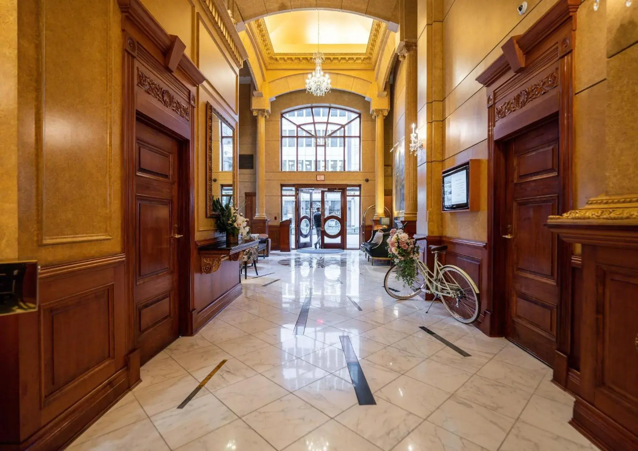 Lobby or reception in Hotel Le Soleil by Executive Hotels Lobby or reception in Hotel Le Soleil by Executive Hotels