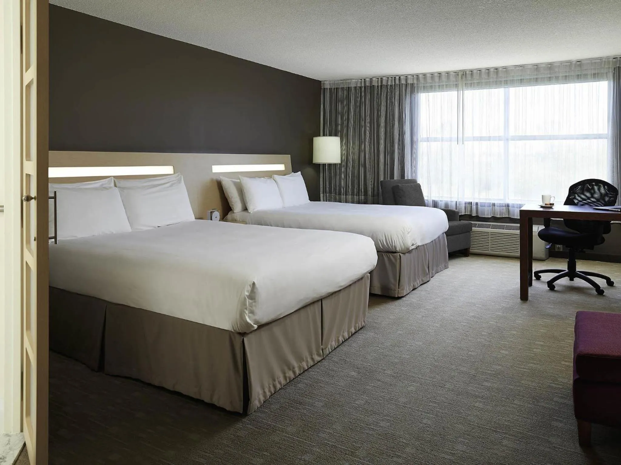 Bedroom, Bed in Novotel Montréal Aéroport