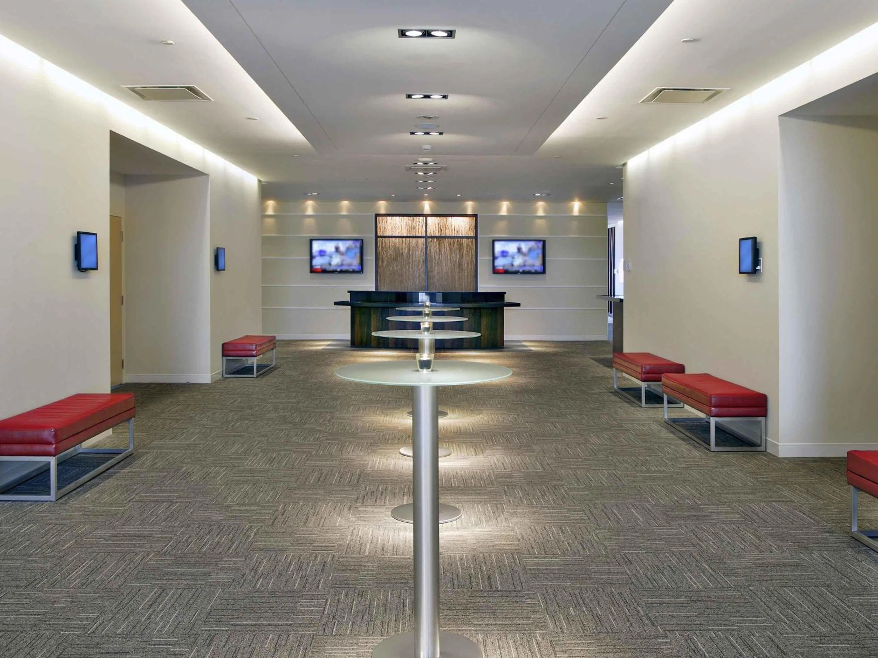 Meeting/conference room in Novotel Montréal Aéroport