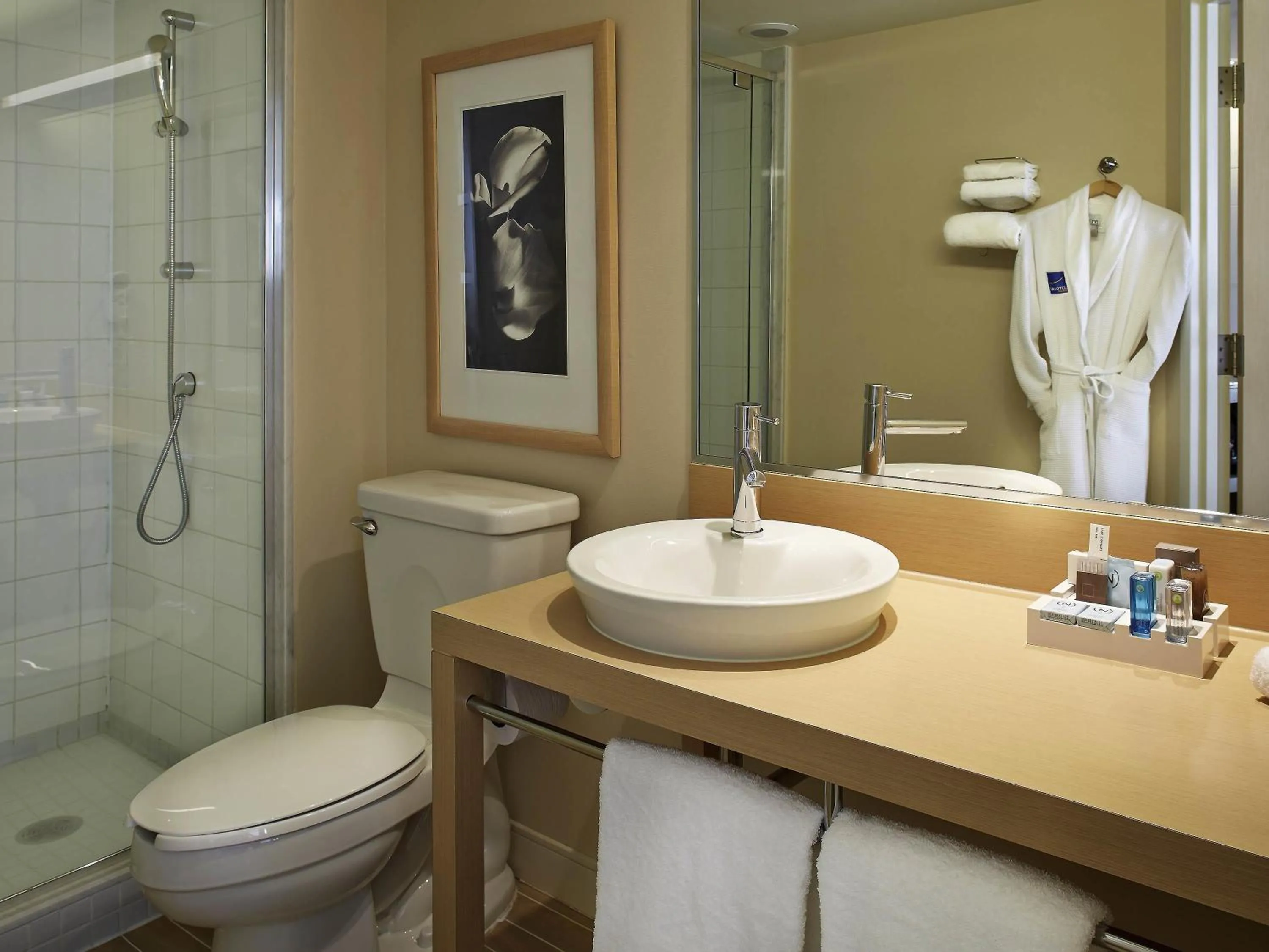 Bedroom in Novotel Montréal Aéroport