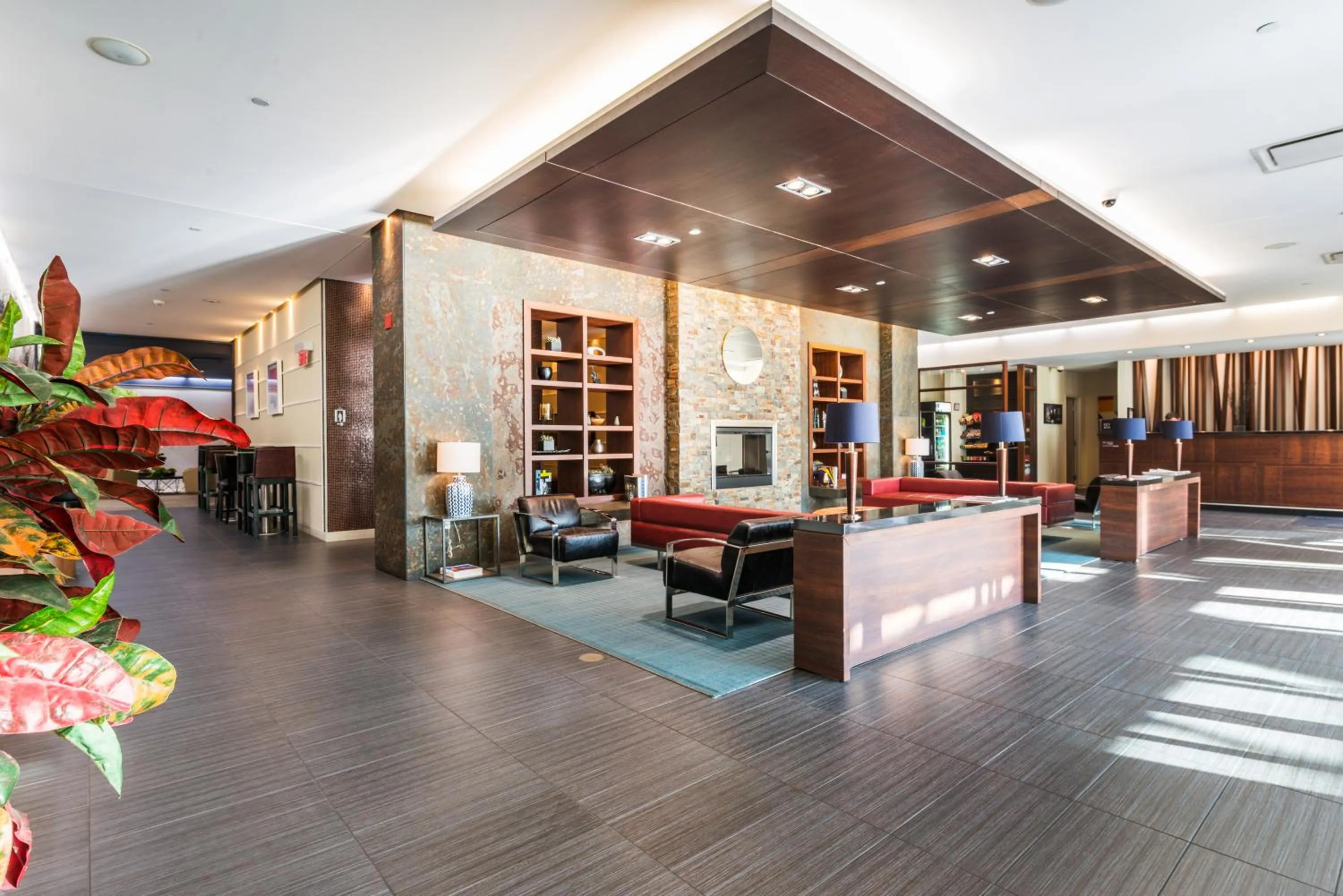 Lobby or reception in Novotel Montréal Aéroport