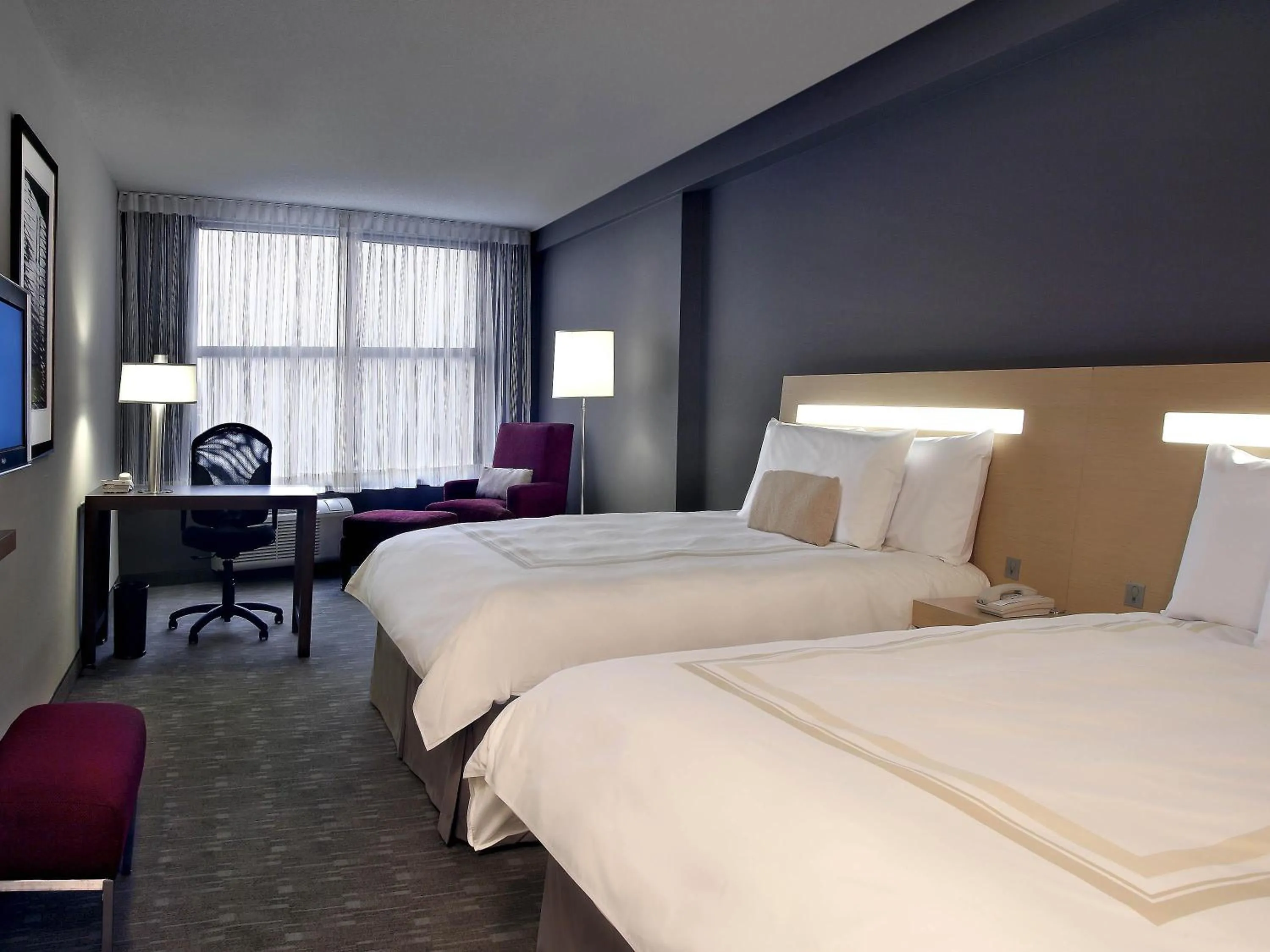 Bedroom, Bed in Novotel Montréal Aéroport