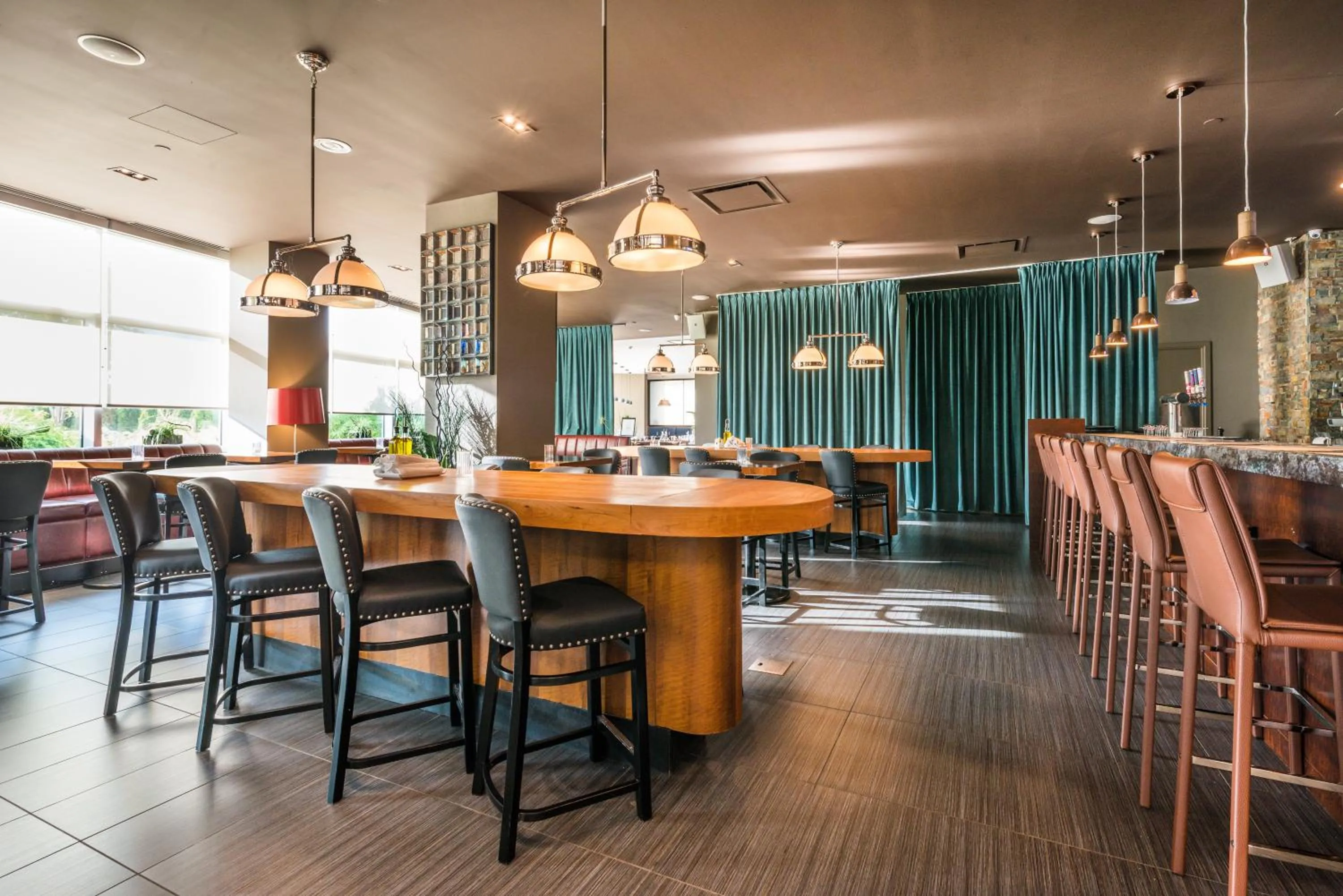 Restaurant/places to eat in Novotel Montréal Aéroport