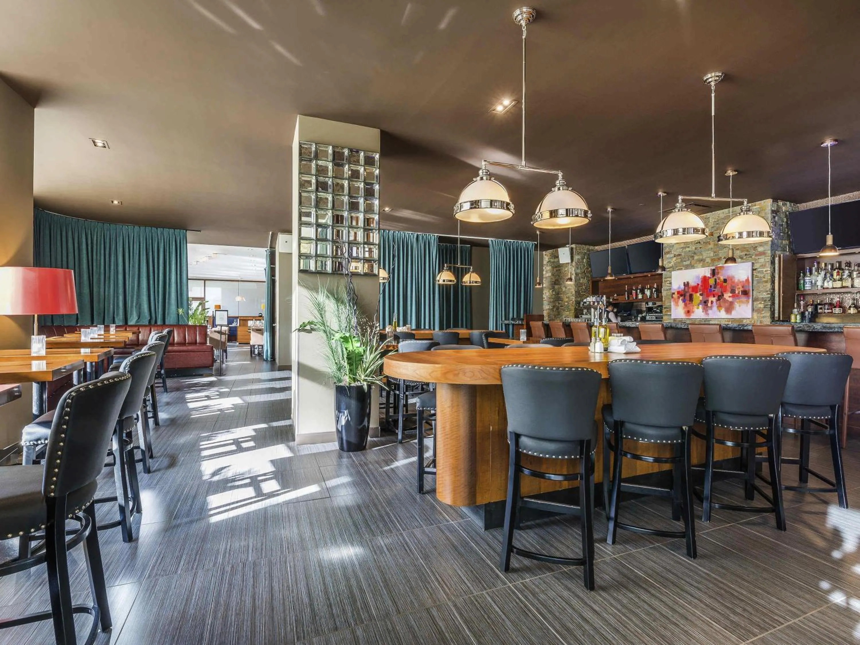 Restaurant/places to eat in Novotel Montréal Aéroport