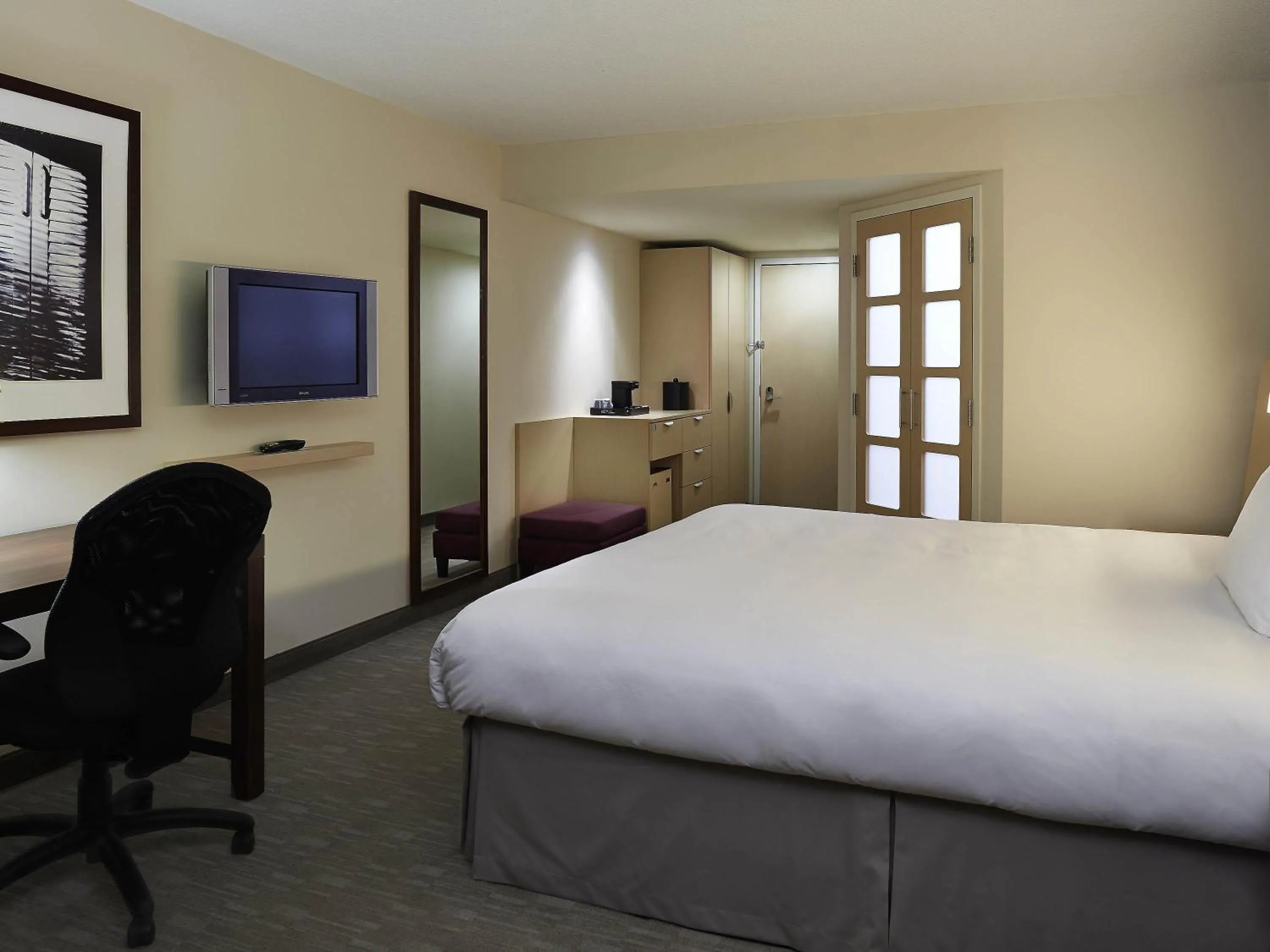 Bedroom, Bed in Novotel Montréal Aéroport