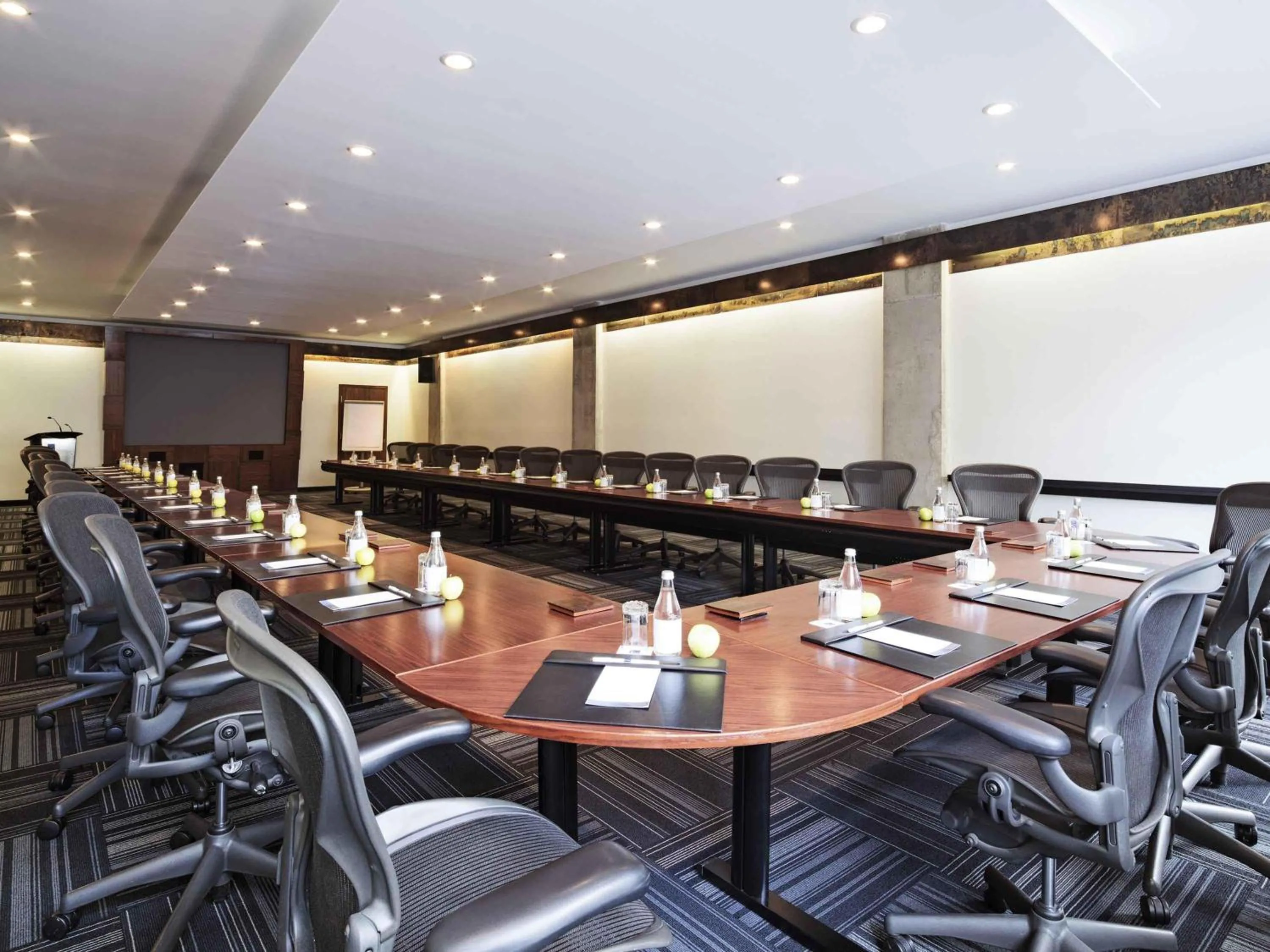 Meeting/conference room in Novotel Montreal Center