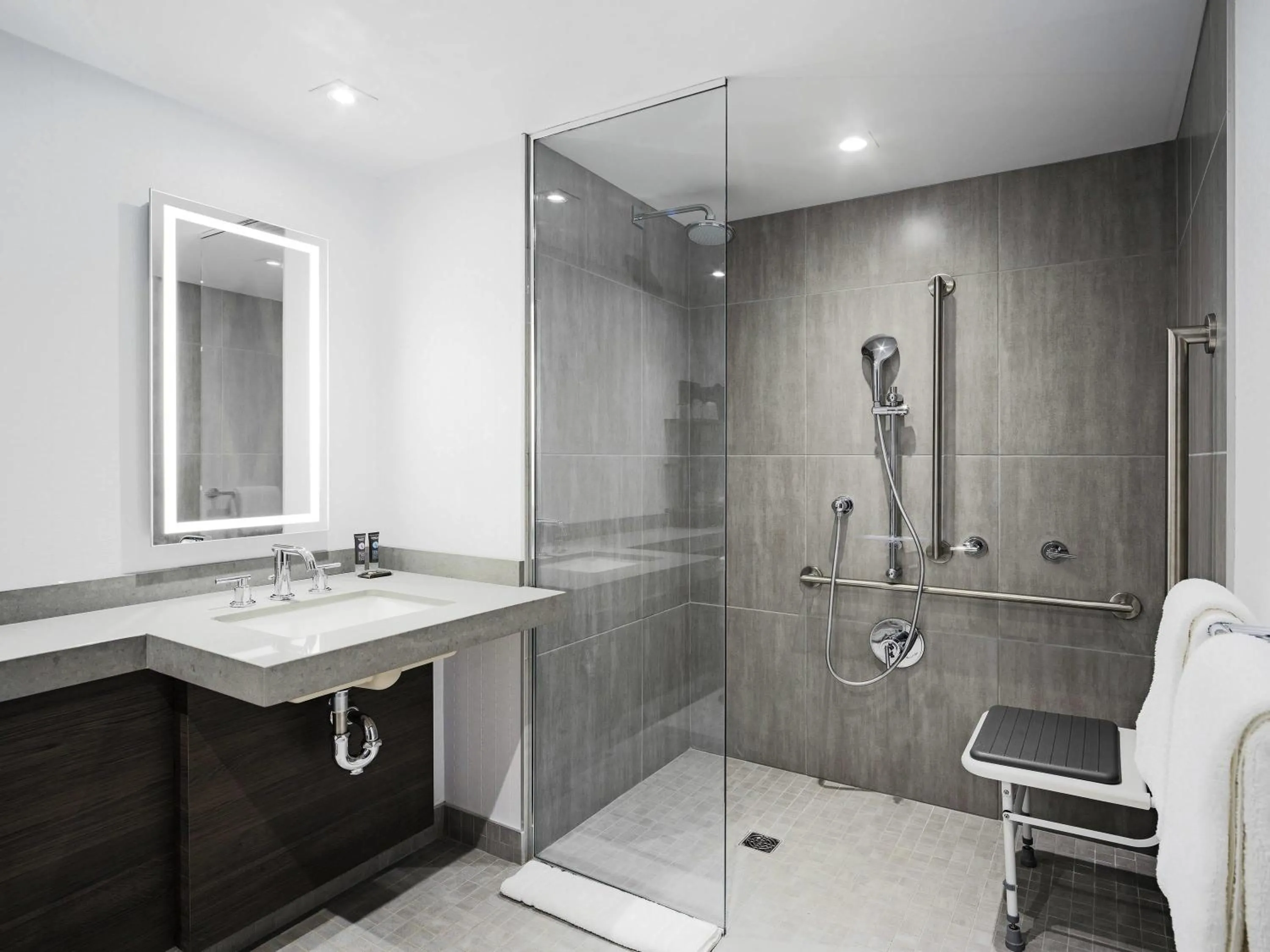 Bedroom in Novotel Montreal Center