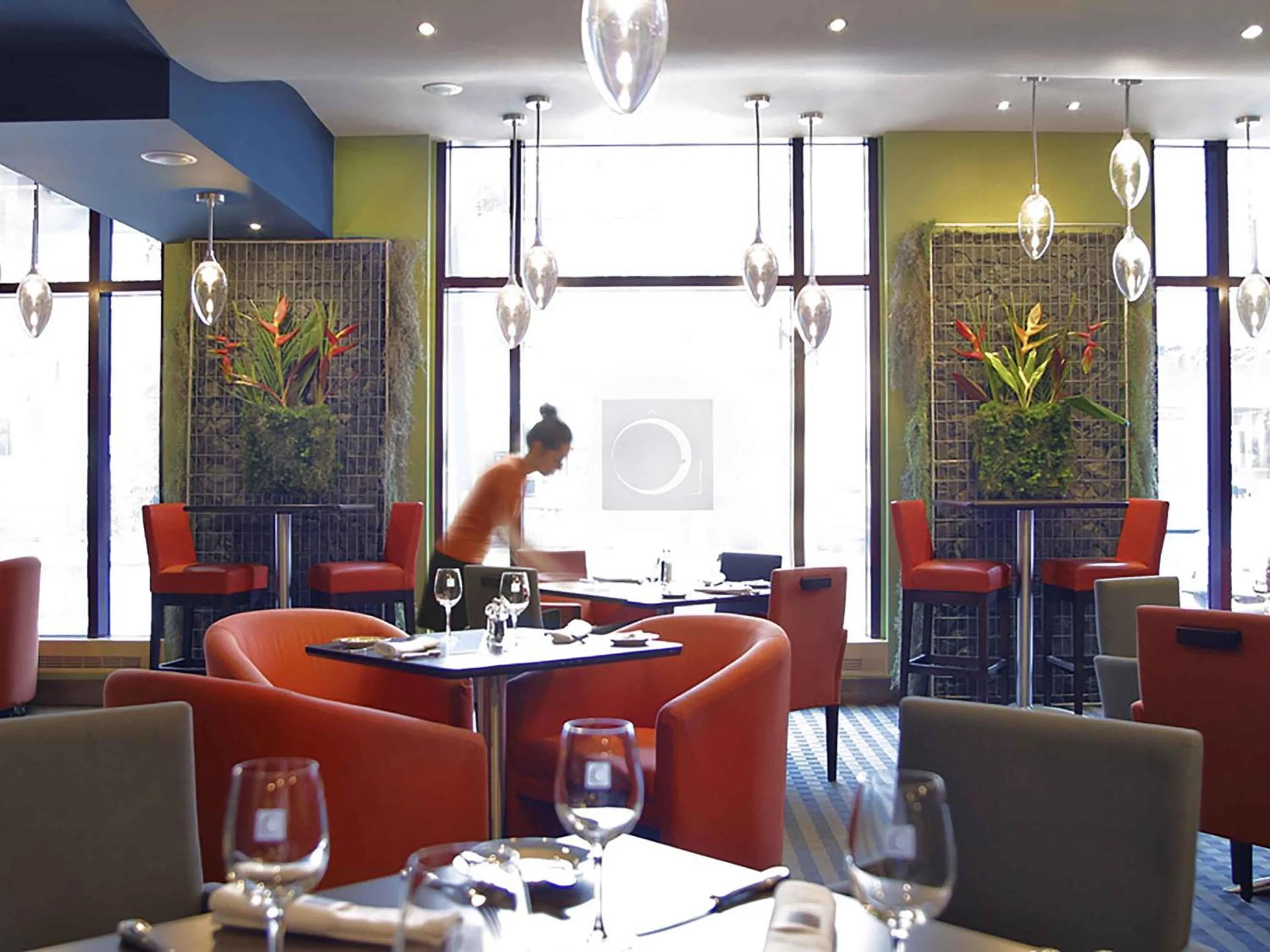 Restaurant/places to eat in Novotel Montreal Center