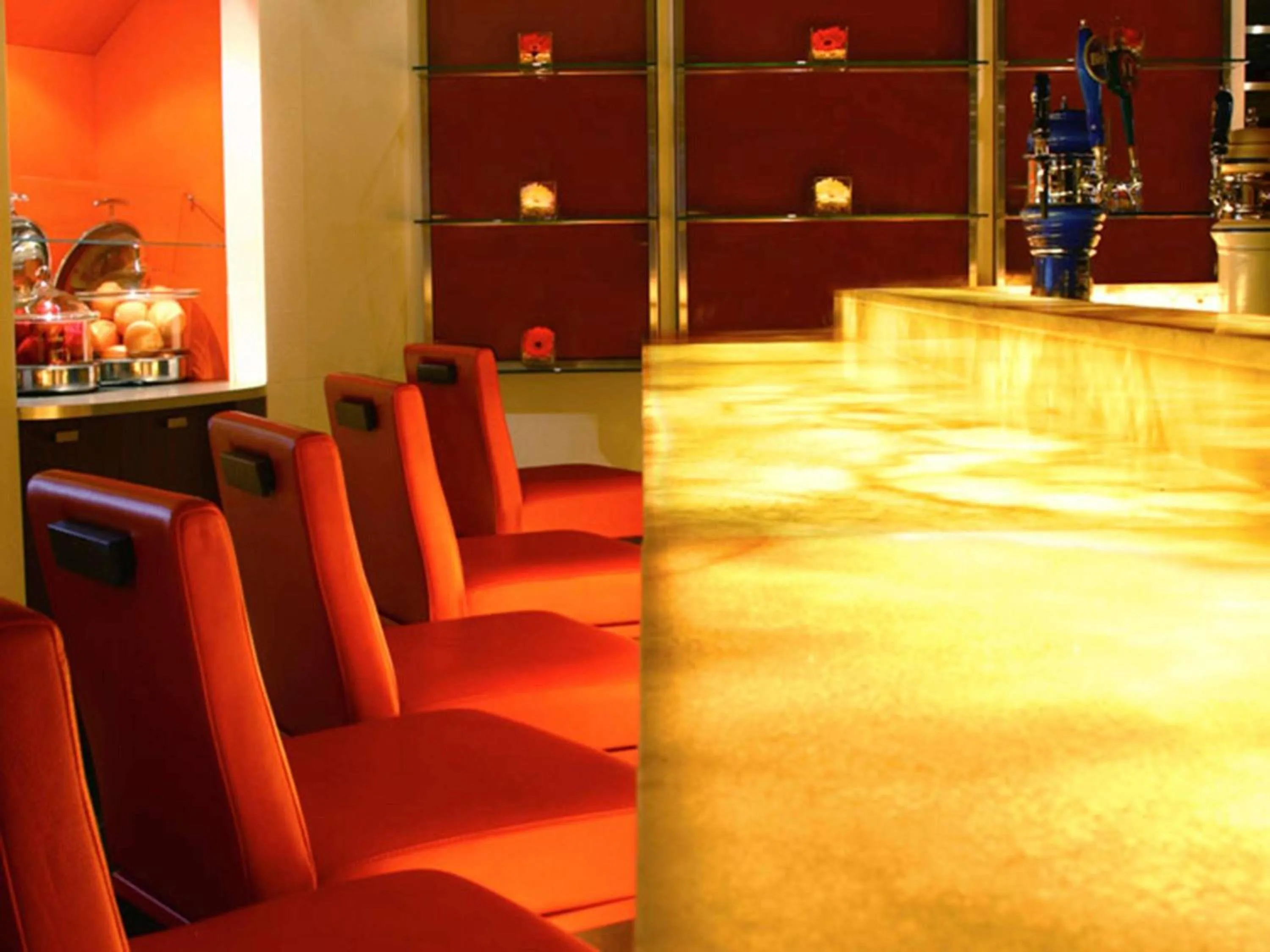 Lounge or bar in Novotel Montreal Center