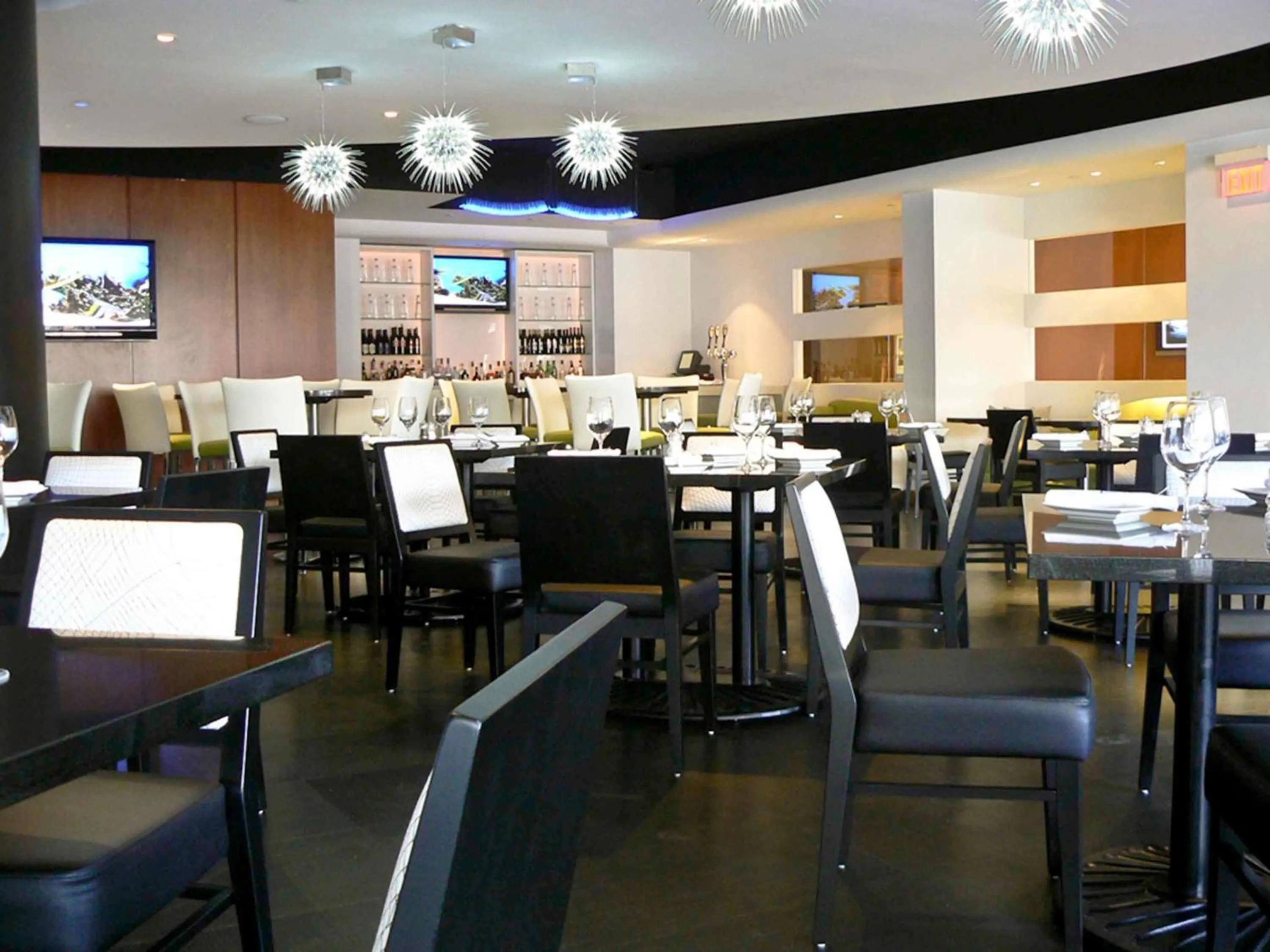 Restaurant/places to eat in Novotel Toronto North York