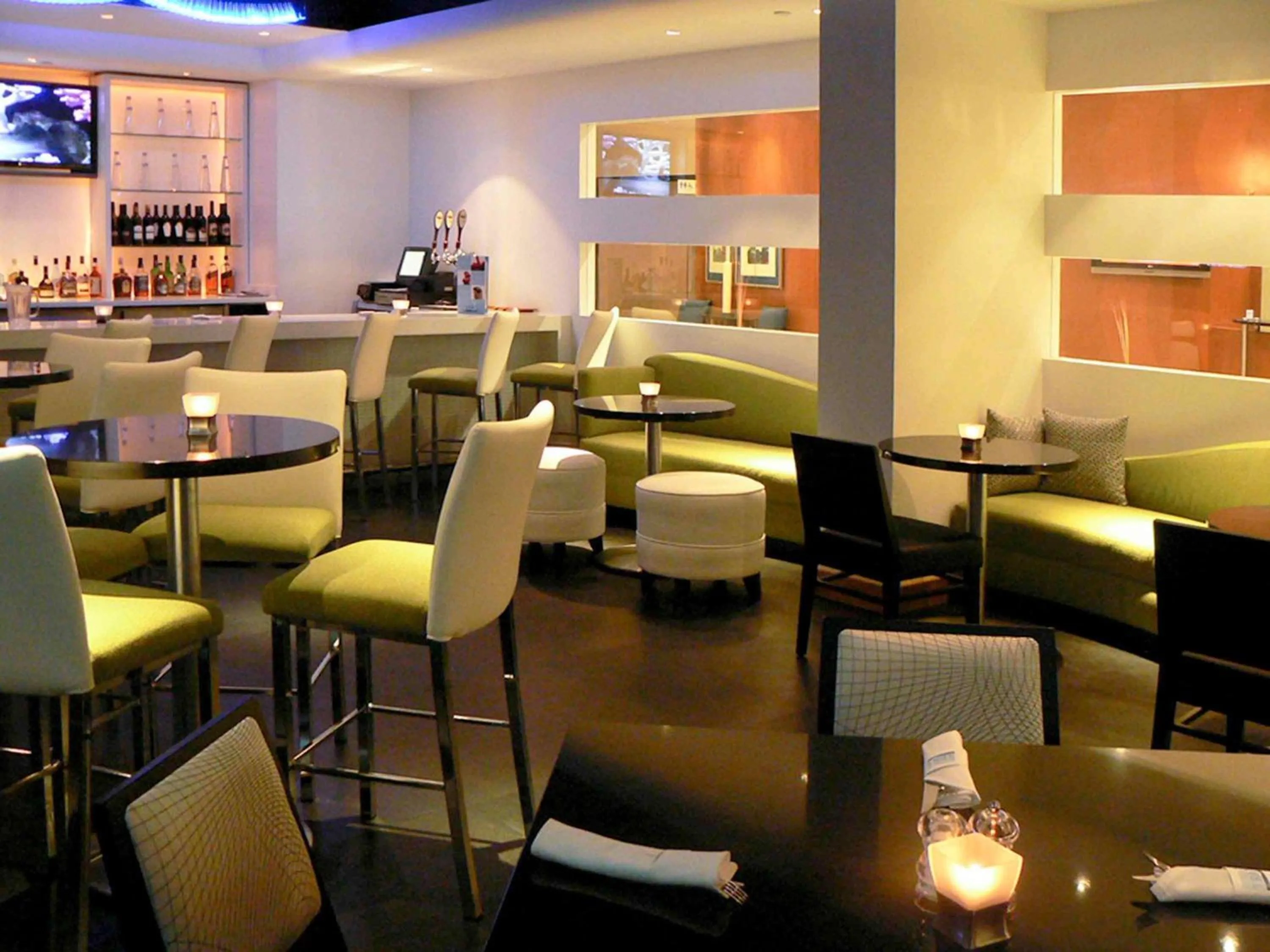 Restaurant/places to eat in Novotel Toronto North York
