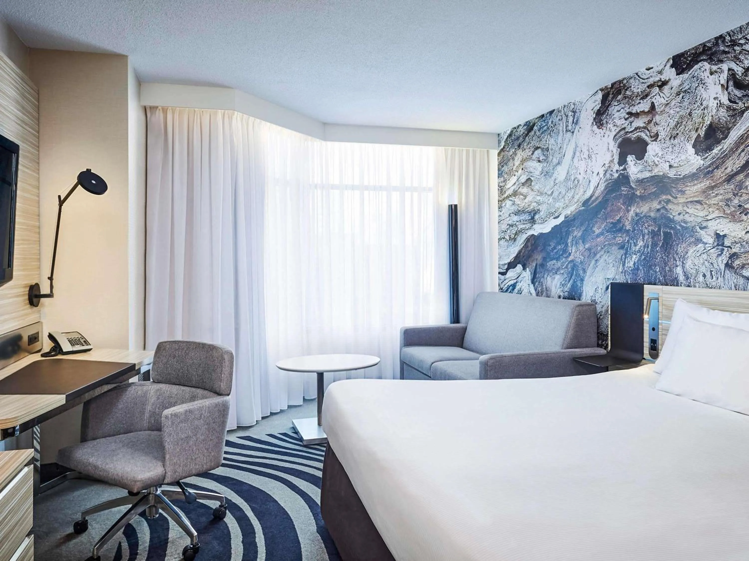 Bedroom, Bed in Novotel Toronto North York