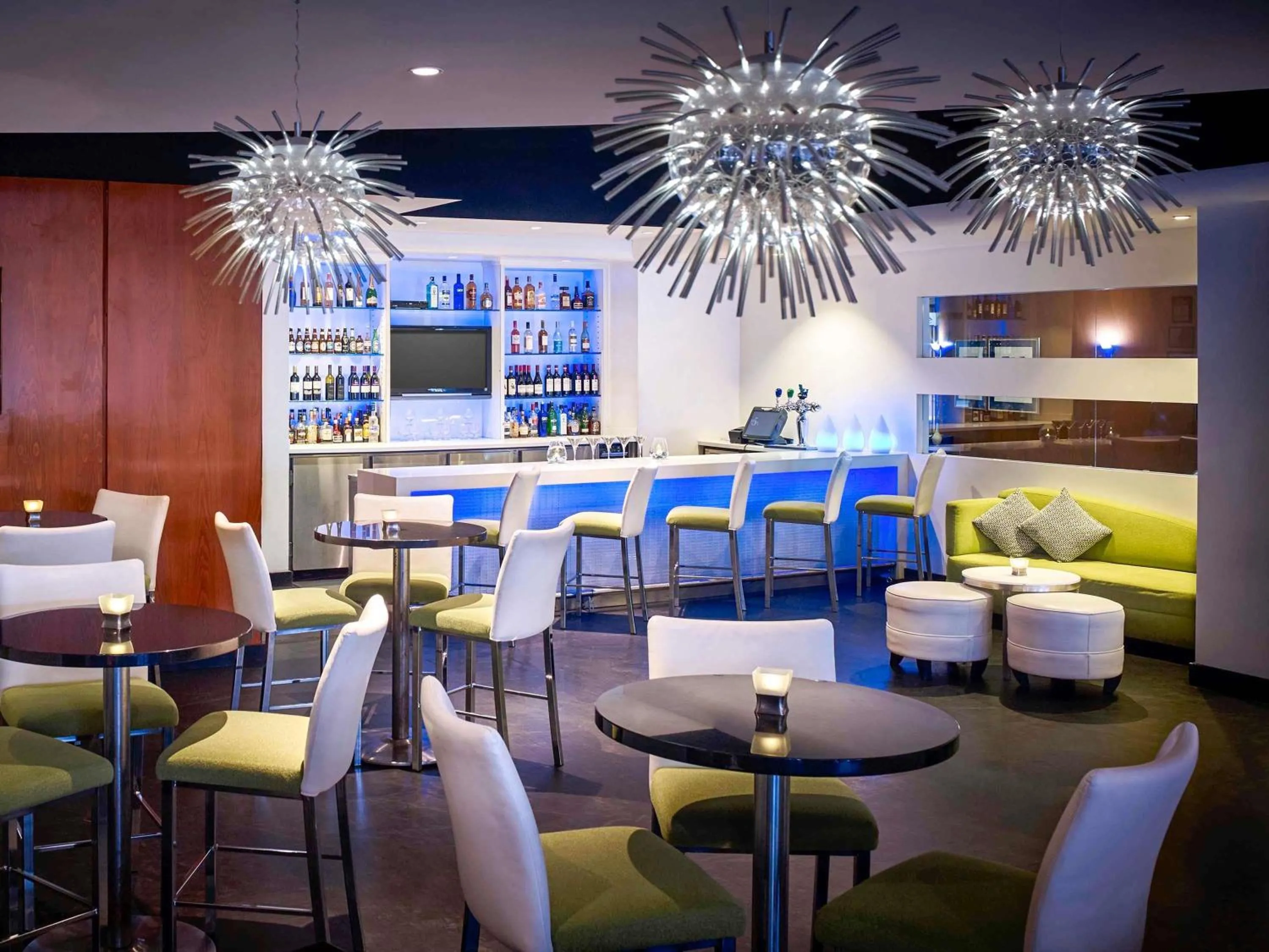 Restaurant/places to eat in Novotel Toronto North York