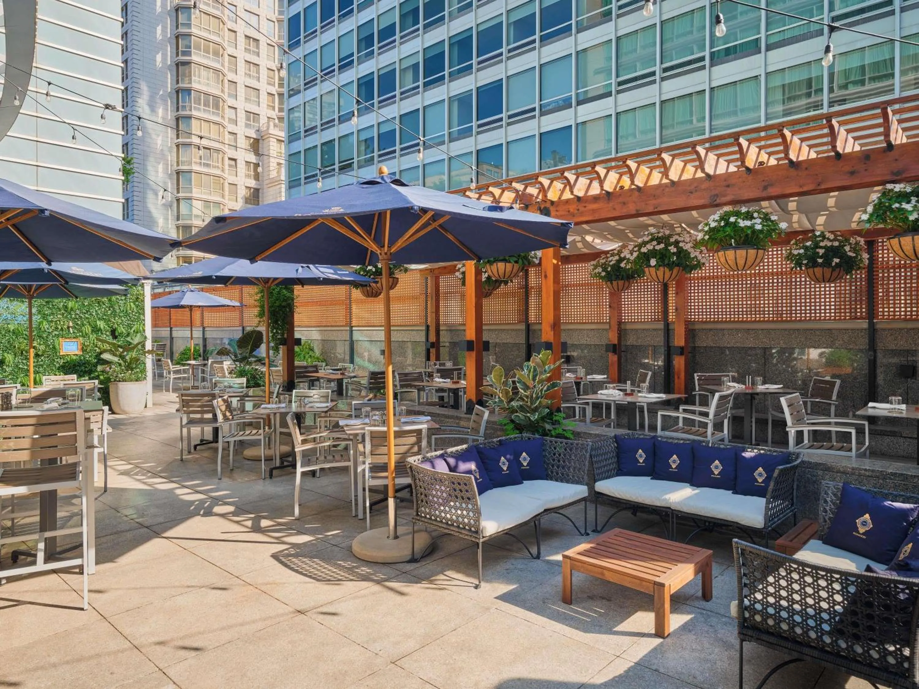 Lounge or bar in Sofitel Montreal Golden Mile