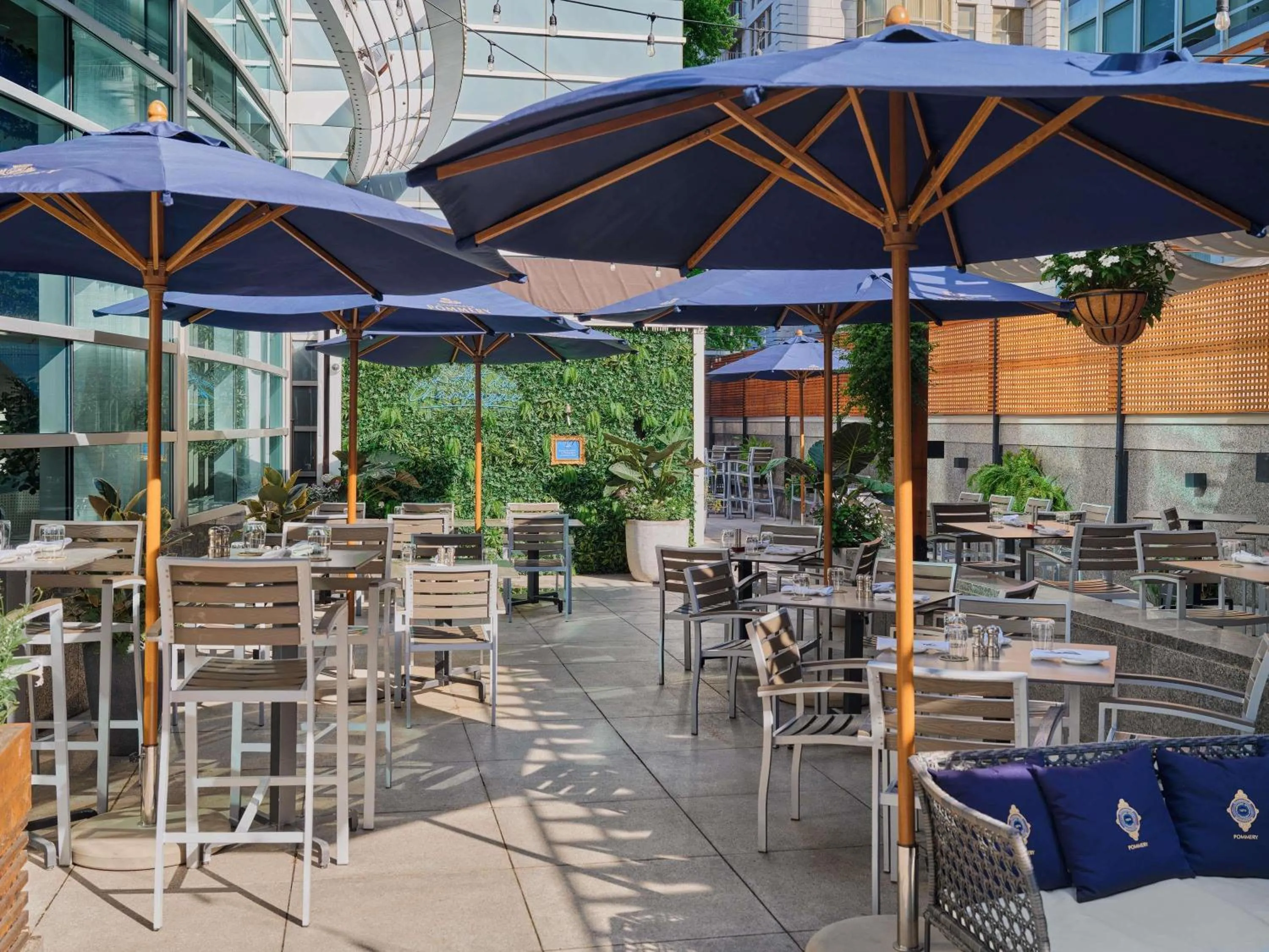 Restaurant/places to eat in Sofitel Montreal Golden Mile