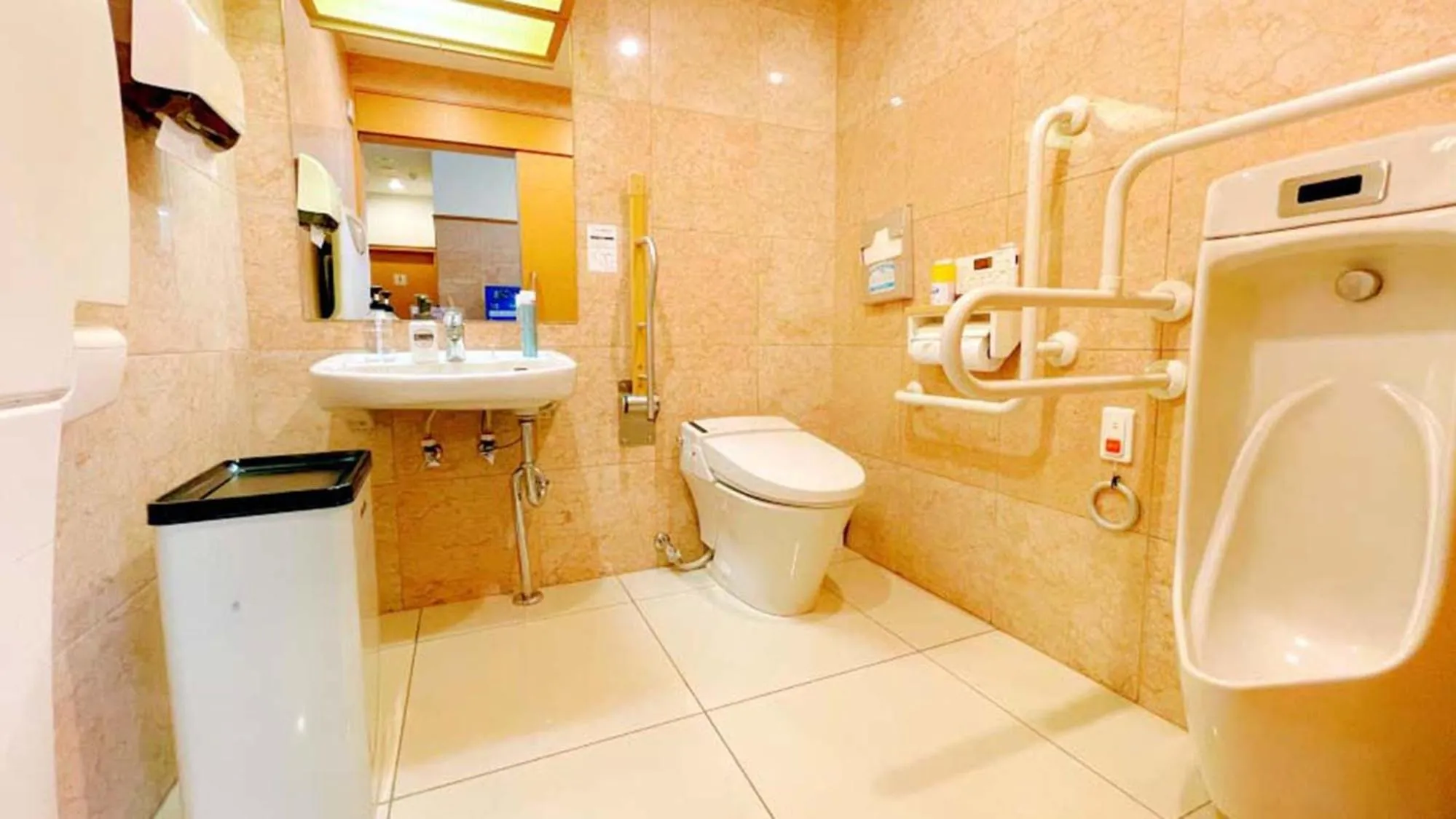 Toilet in Toyoko Inn Yokohama Shinkoyasu Ekimae