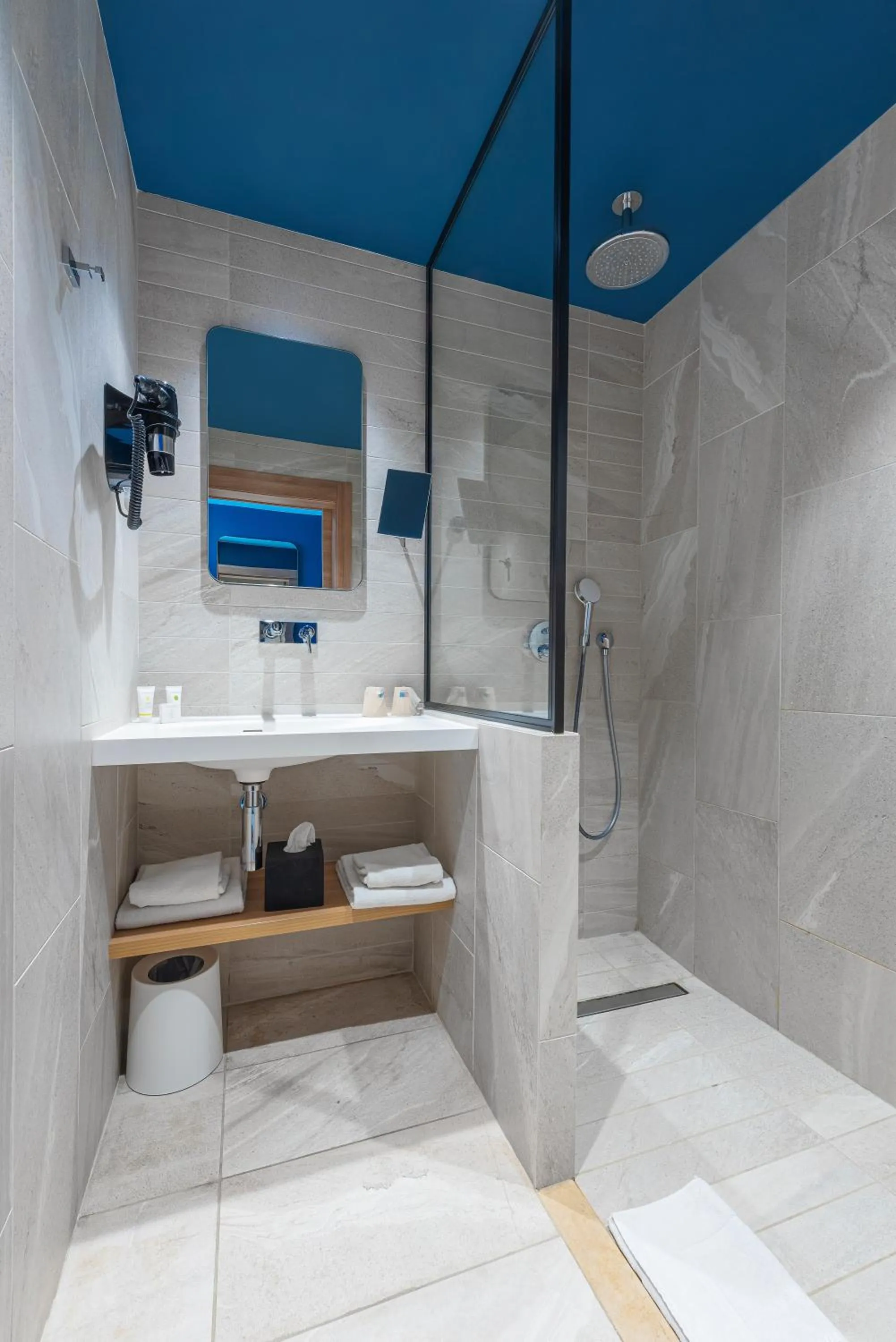 Bathroom in KYRIAD LYON OUEST Limonest