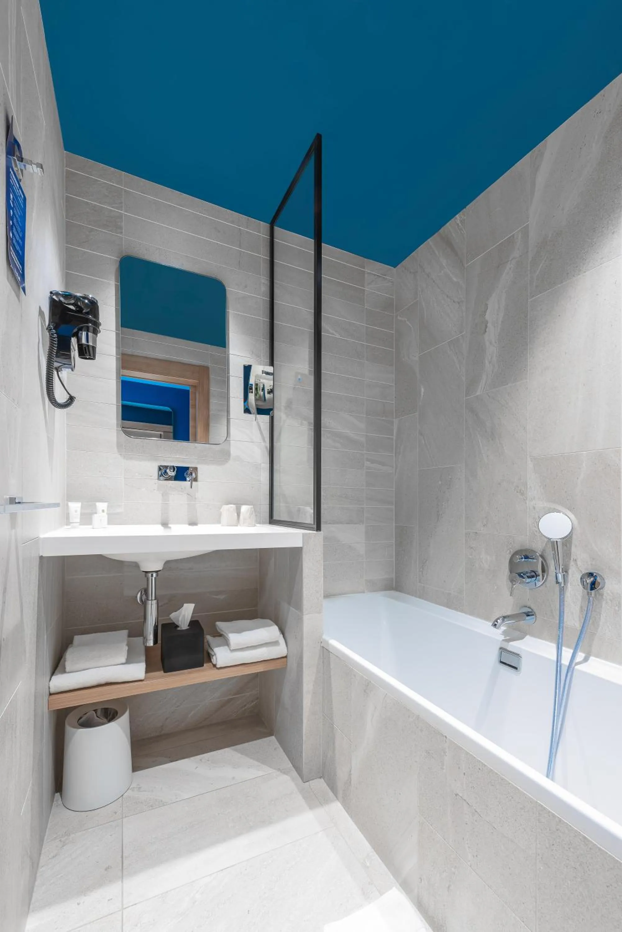 Bathroom in KYRIAD LYON OUEST Limonest