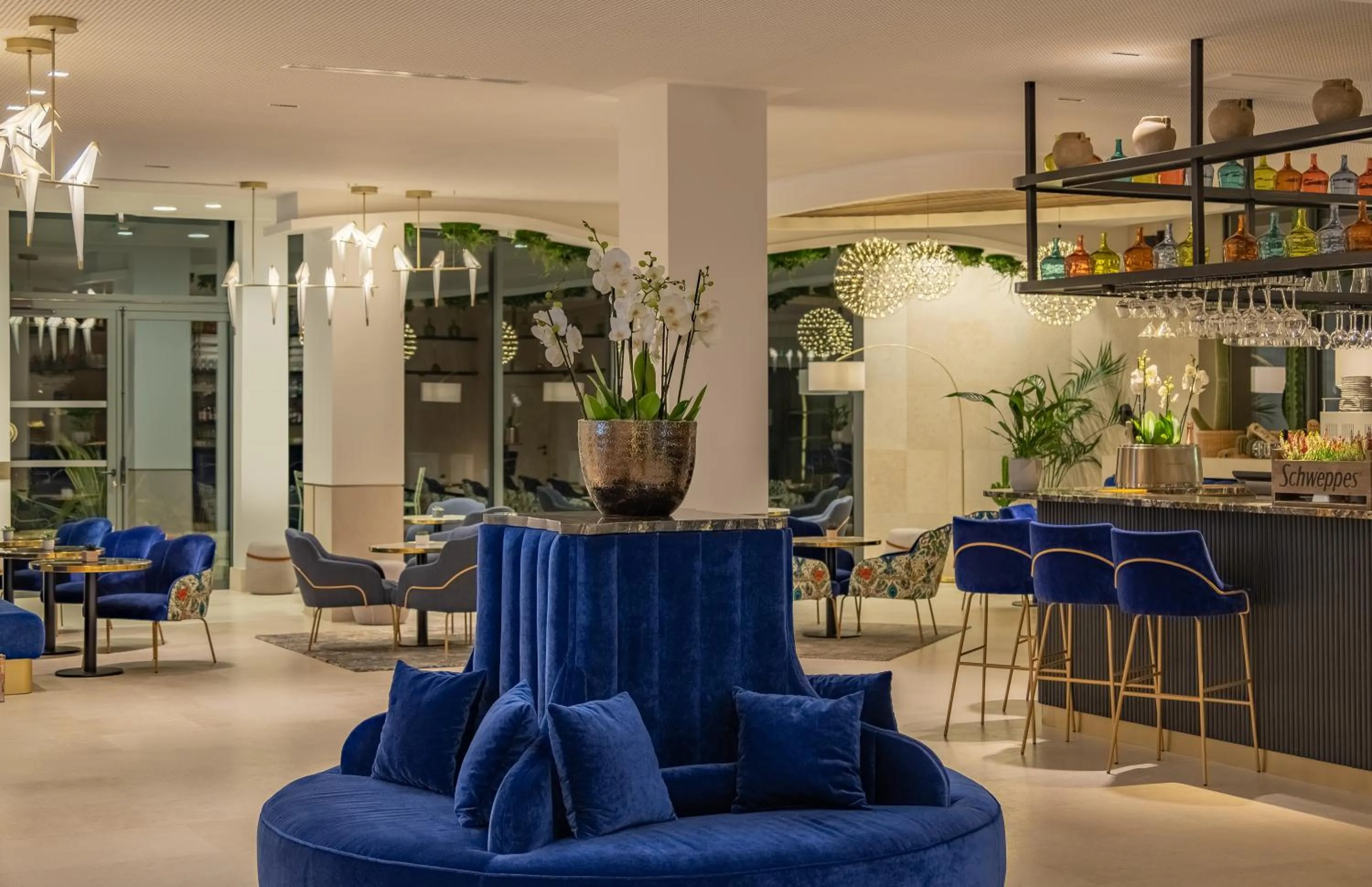 Lounge or bar in GOLDEN TULIP LYON OUEST TECHLID Hotel & Spa