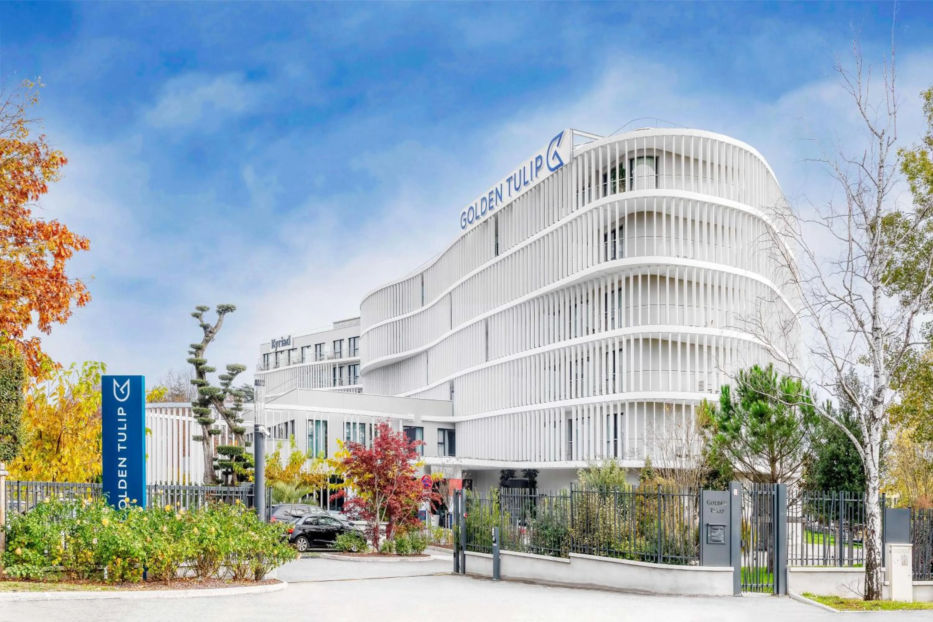 Property building in GOLDEN TULIP LYON OUEST TECHLID Hotel & Spa