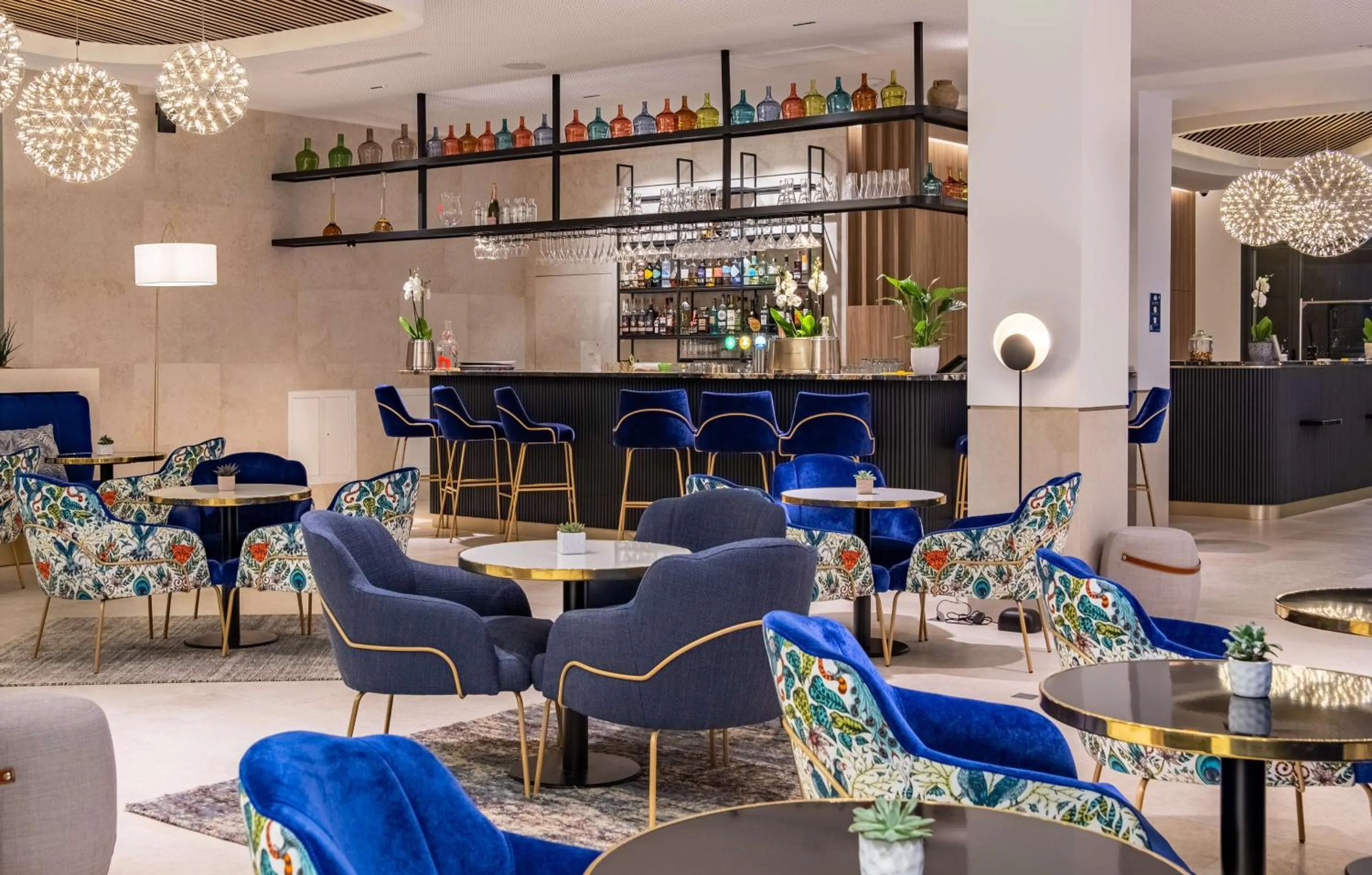 Lounge or bar in GOLDEN TULIP LYON OUEST TECHLID Hotel & Spa
