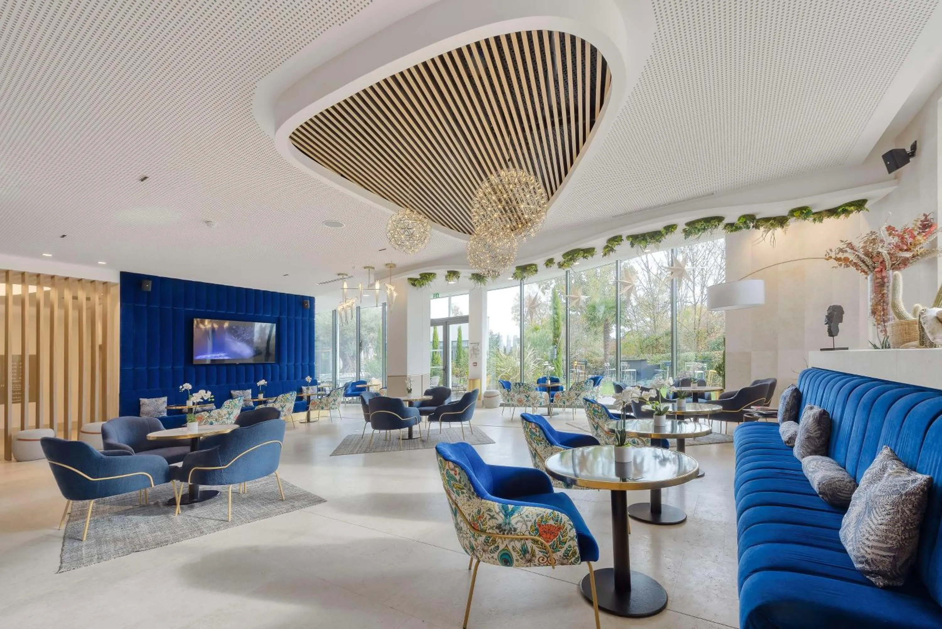 Lounge or bar in GOLDEN TULIP LYON OUEST TECHLID Hotel & Spa