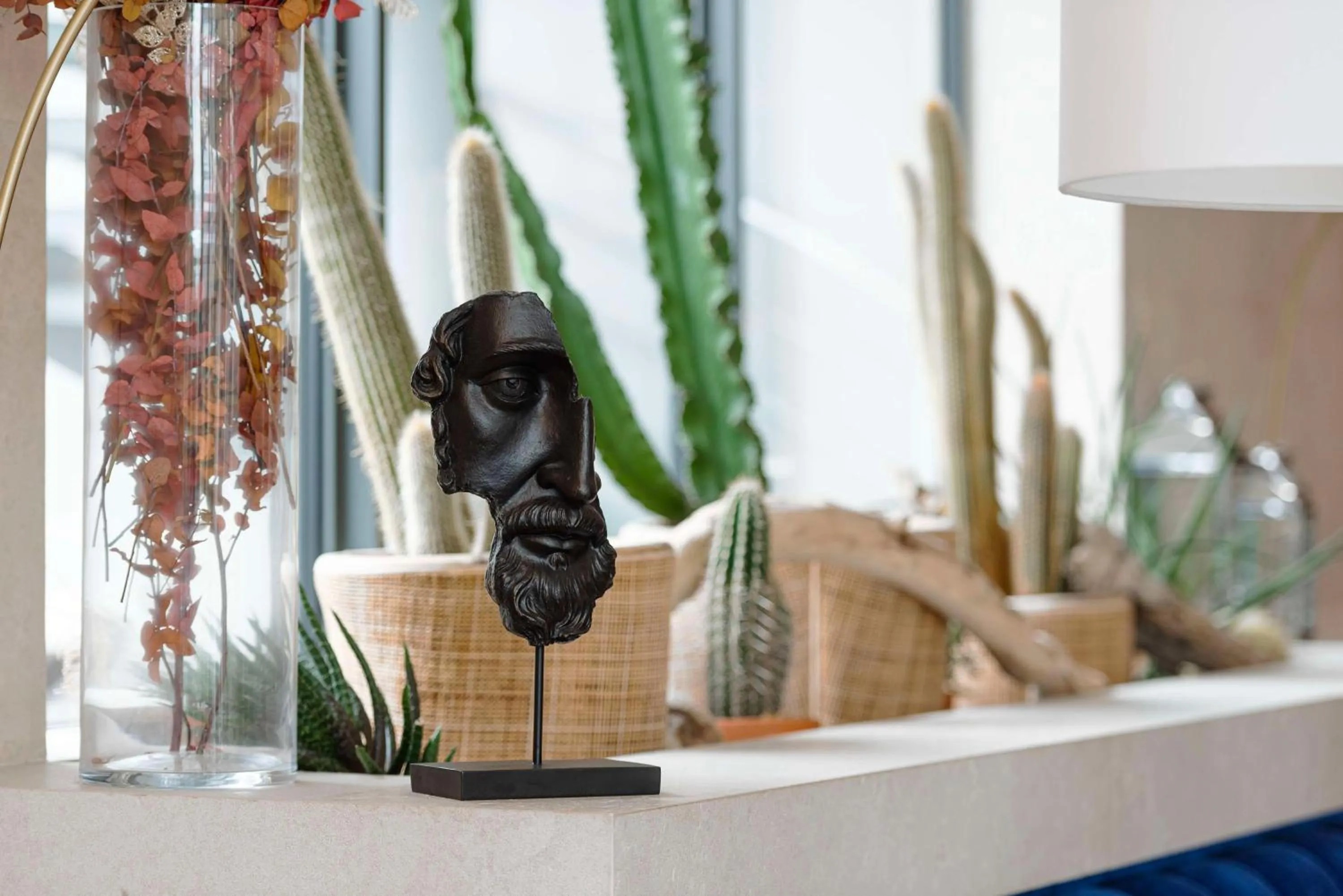 Lounge or bar in GOLDEN TULIP LYON OUEST TECHLID Hotel & Spa