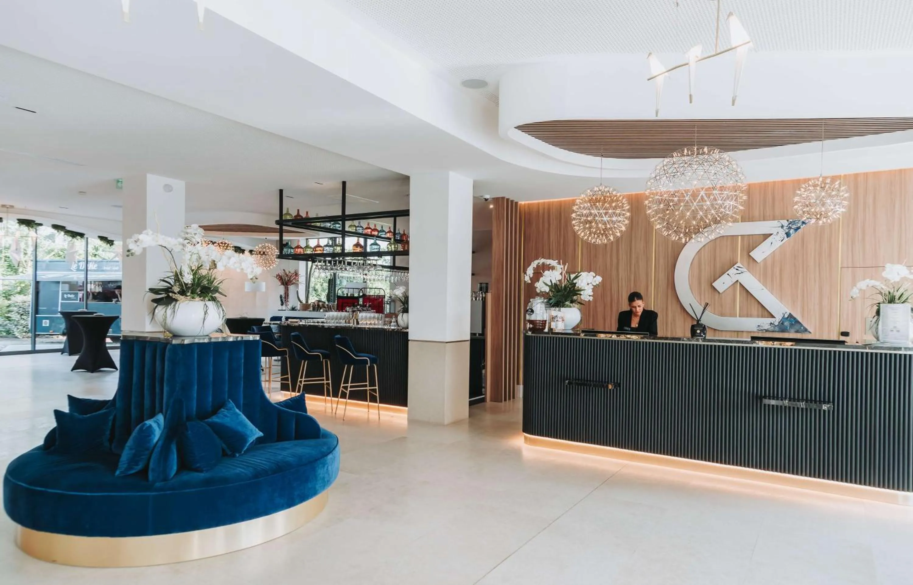 Lobby or reception in GOLDEN TULIP LYON OUEST TECHLID Hotel & Spa