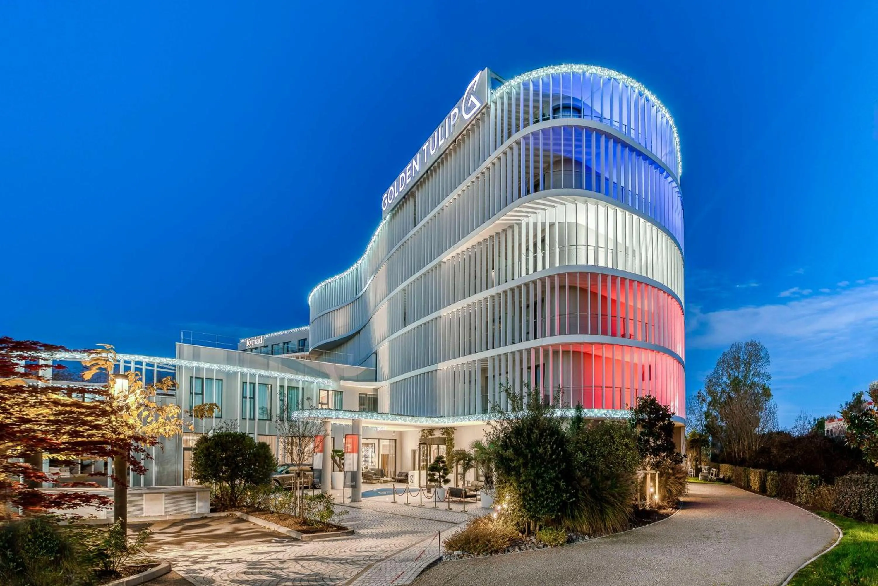 Property building in GOLDEN TULIP LYON OUEST TECHLID Hotel & Spa